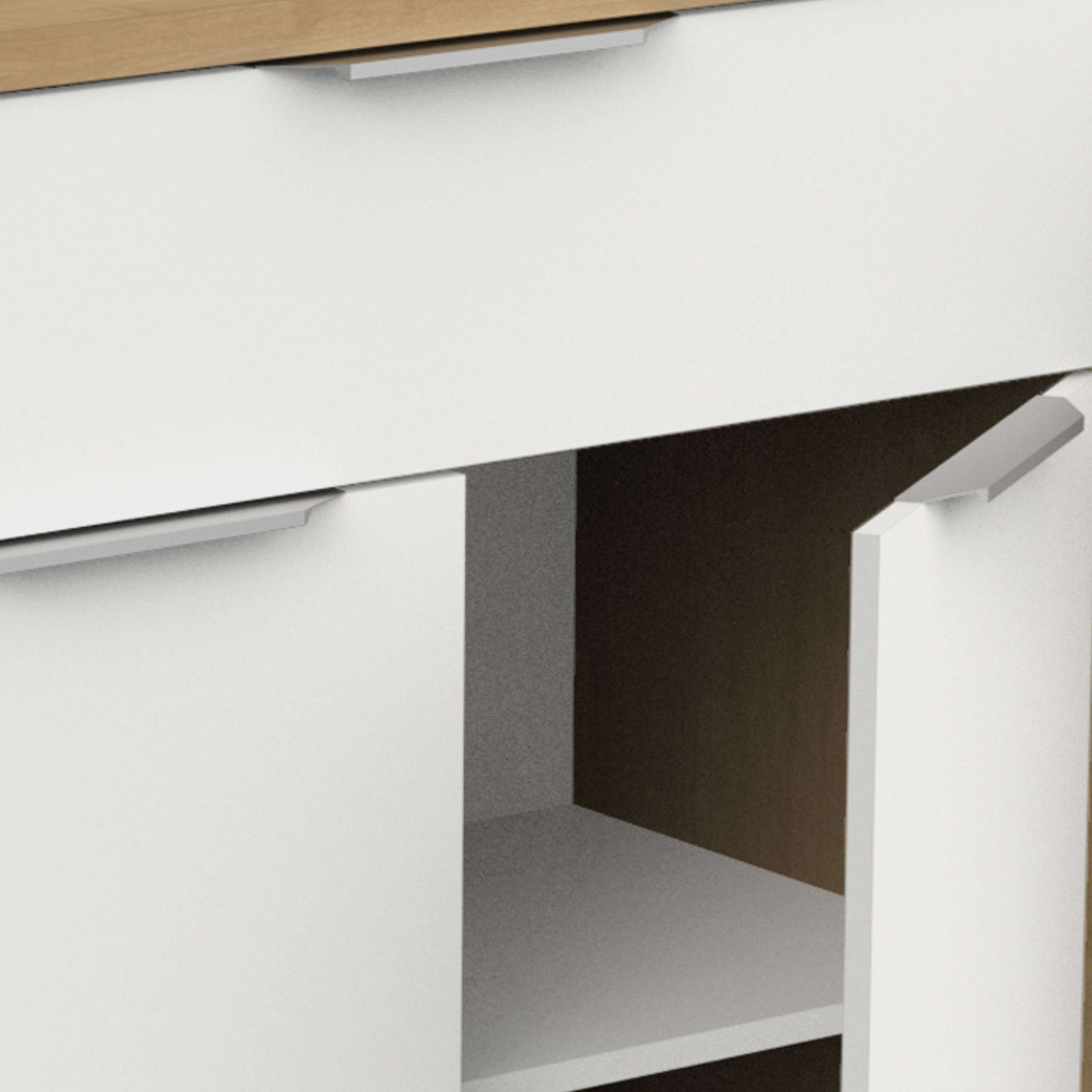 Un armario blanco con puertas abiertas y techo de madera.