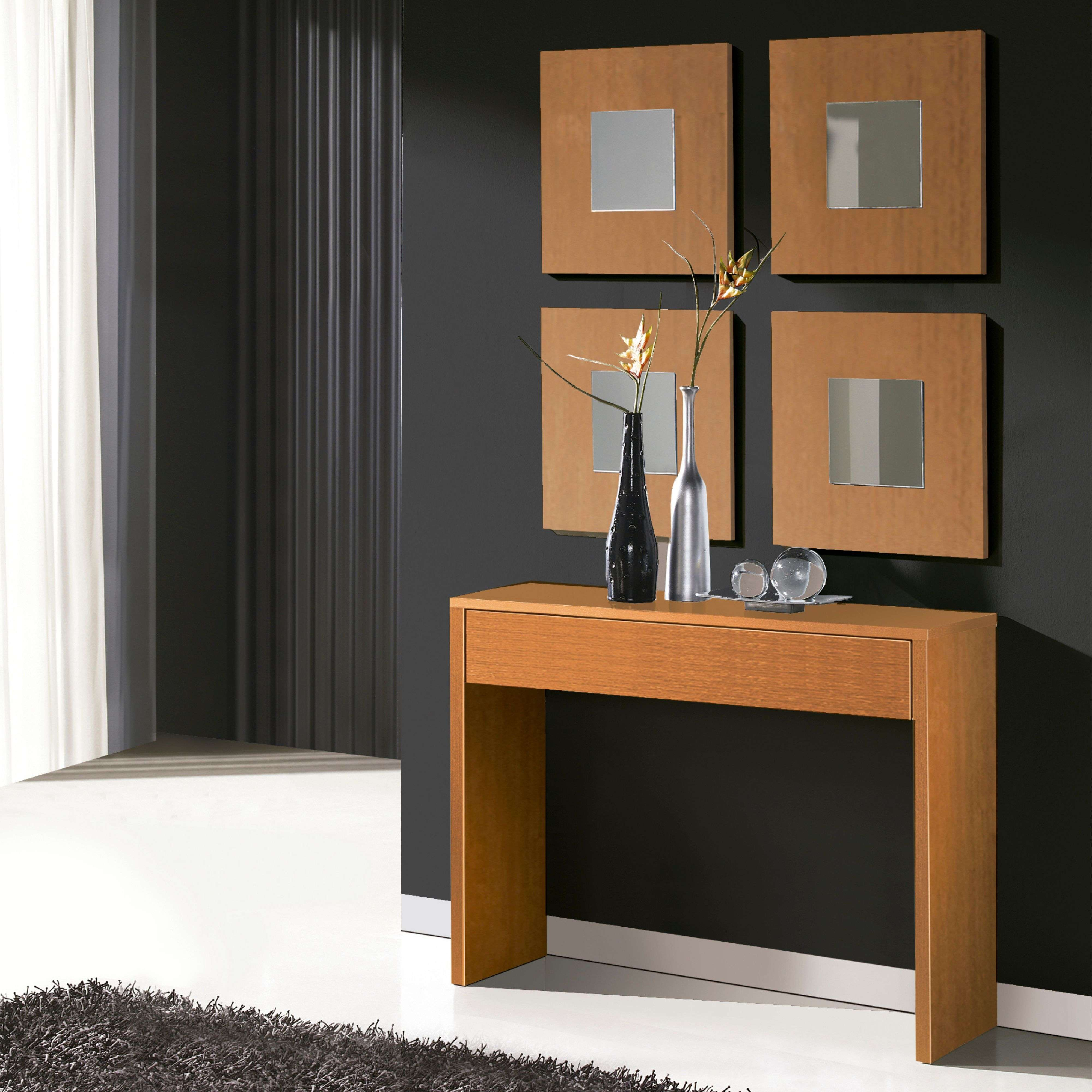 Una mesa consola de madera estrecha con objetos decorativos contra pared oscura.
