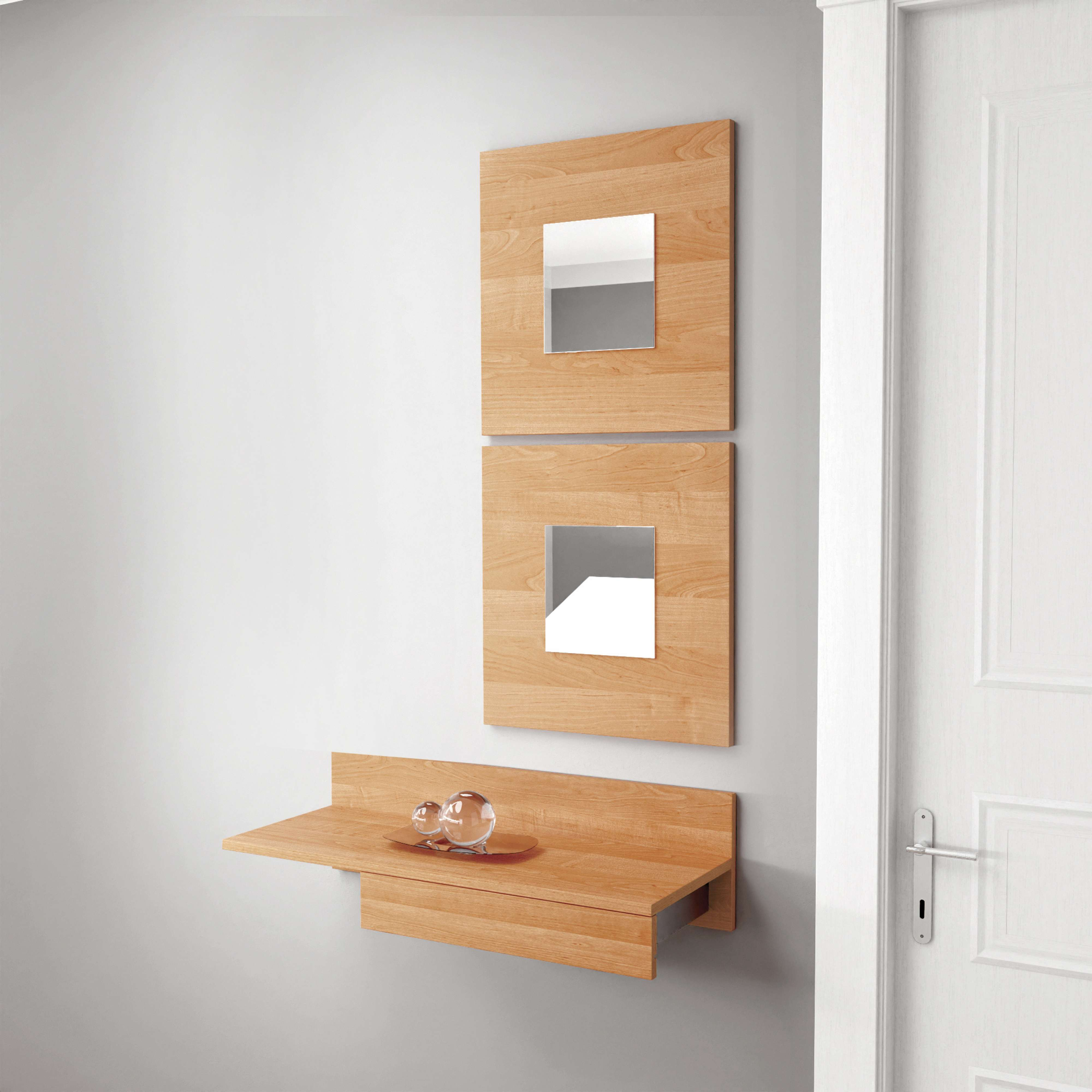 Estante de madera con dos espejos y objetos de cristal frente a una puerta blanca.