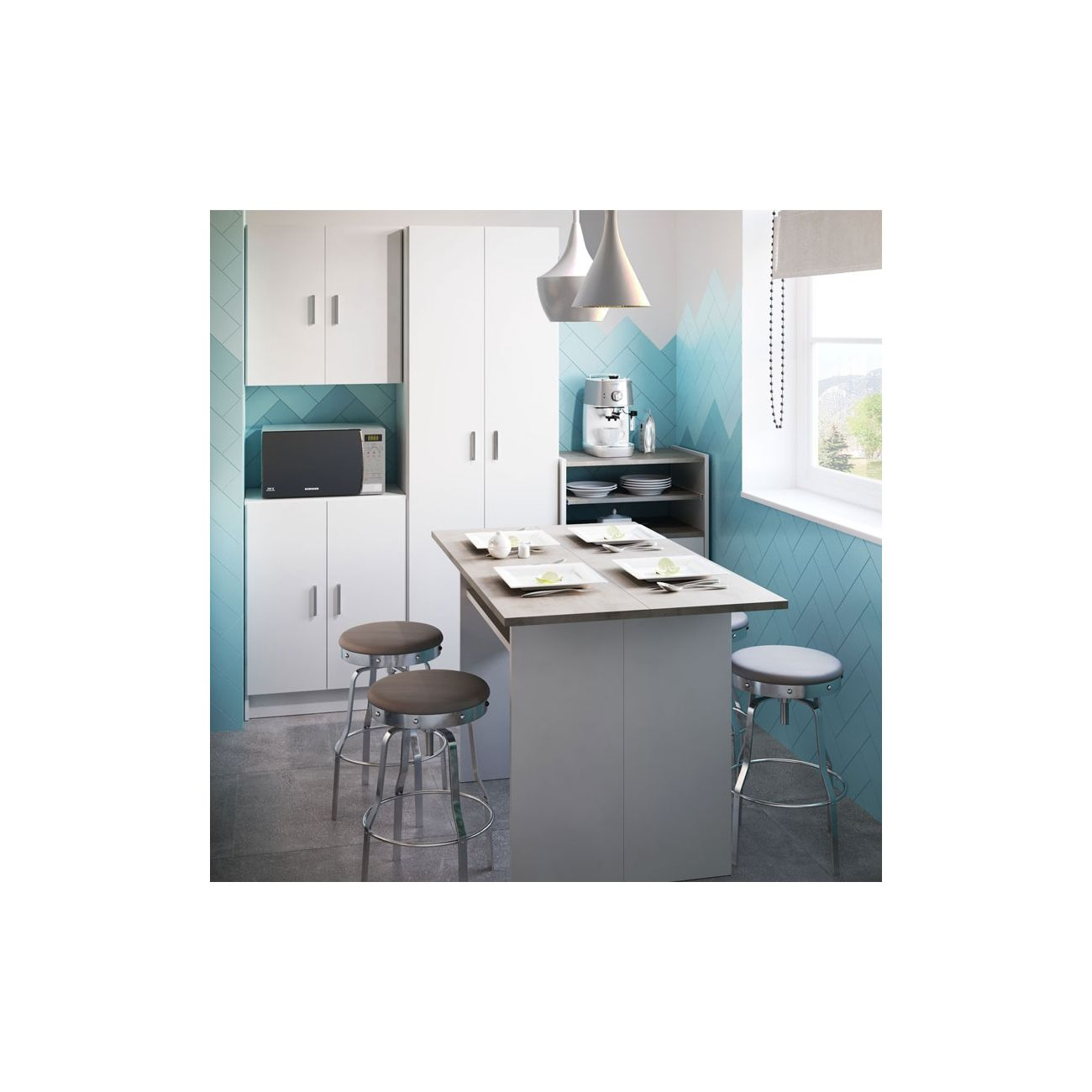 Cocina moderna con isla gris, taburetes, microondas y paredes de azulejos azules.