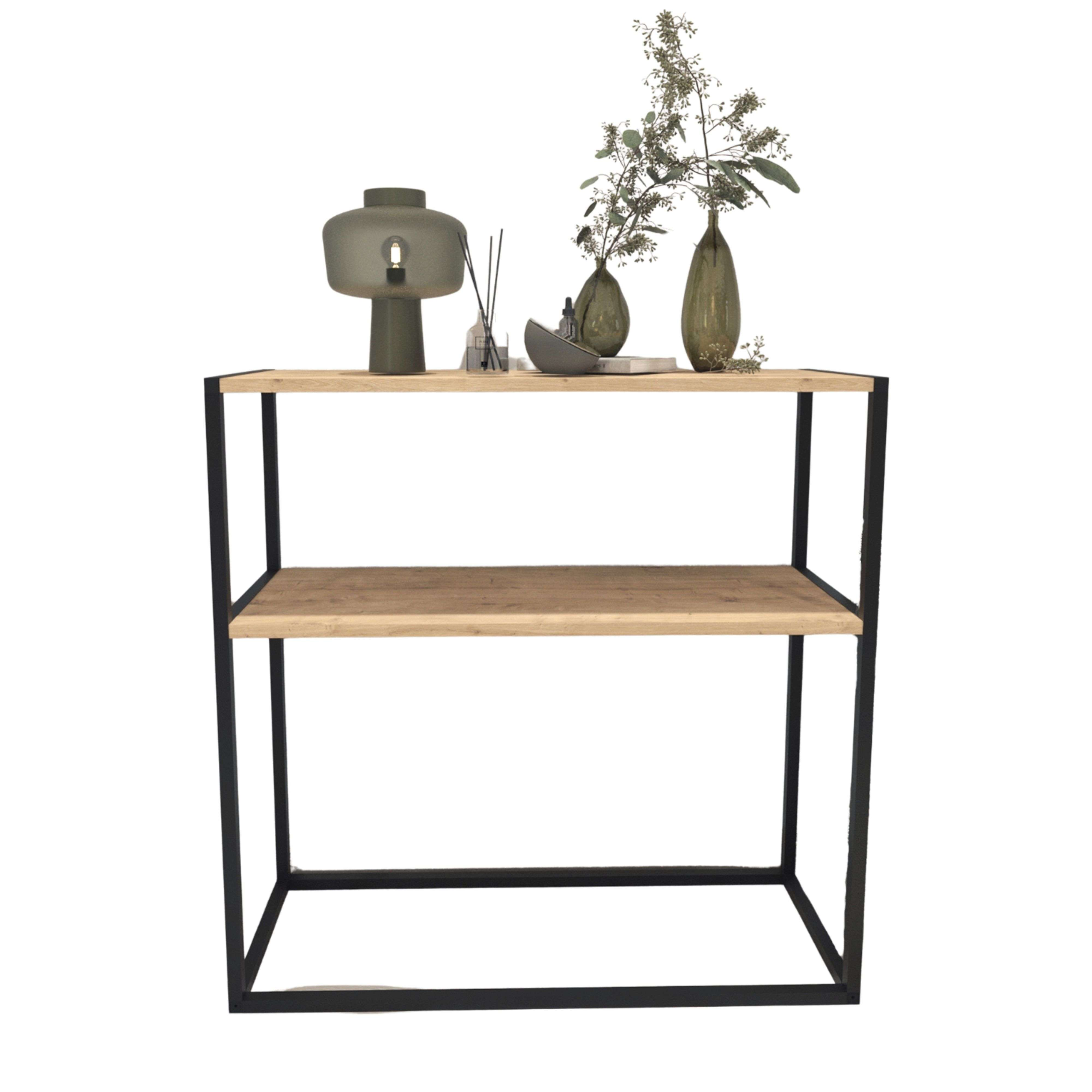 Un estante de dos baldas con tablones de madera y marco de metal negro, decorado con lámpara y jarrones.