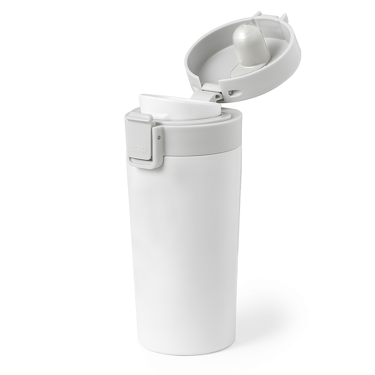 Ein weißer Becher mit offenem Deckel und einem silbernen Ausgießer.