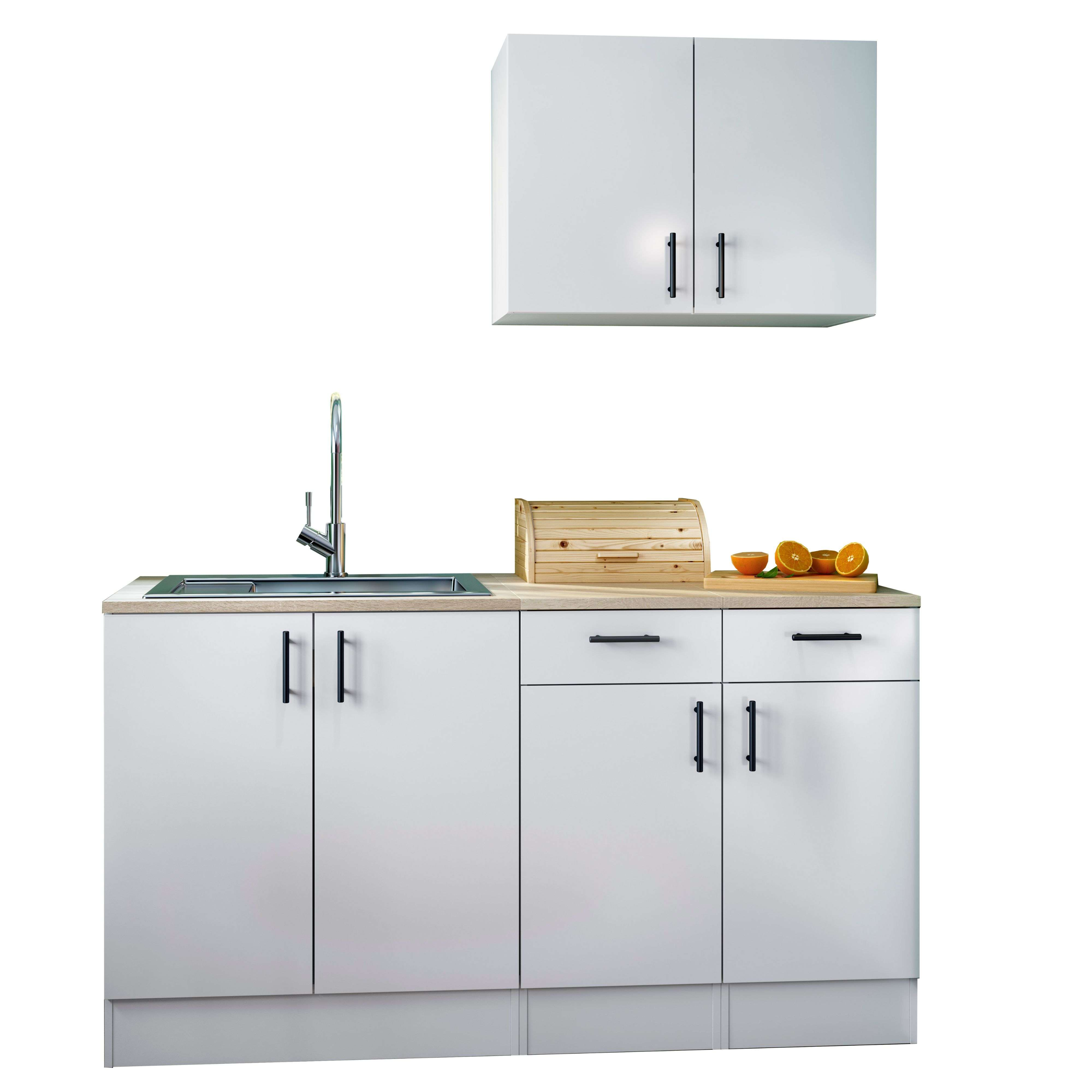 Armarios de cocina blancos con fregadero, grifo, panera de madera y naranjas.