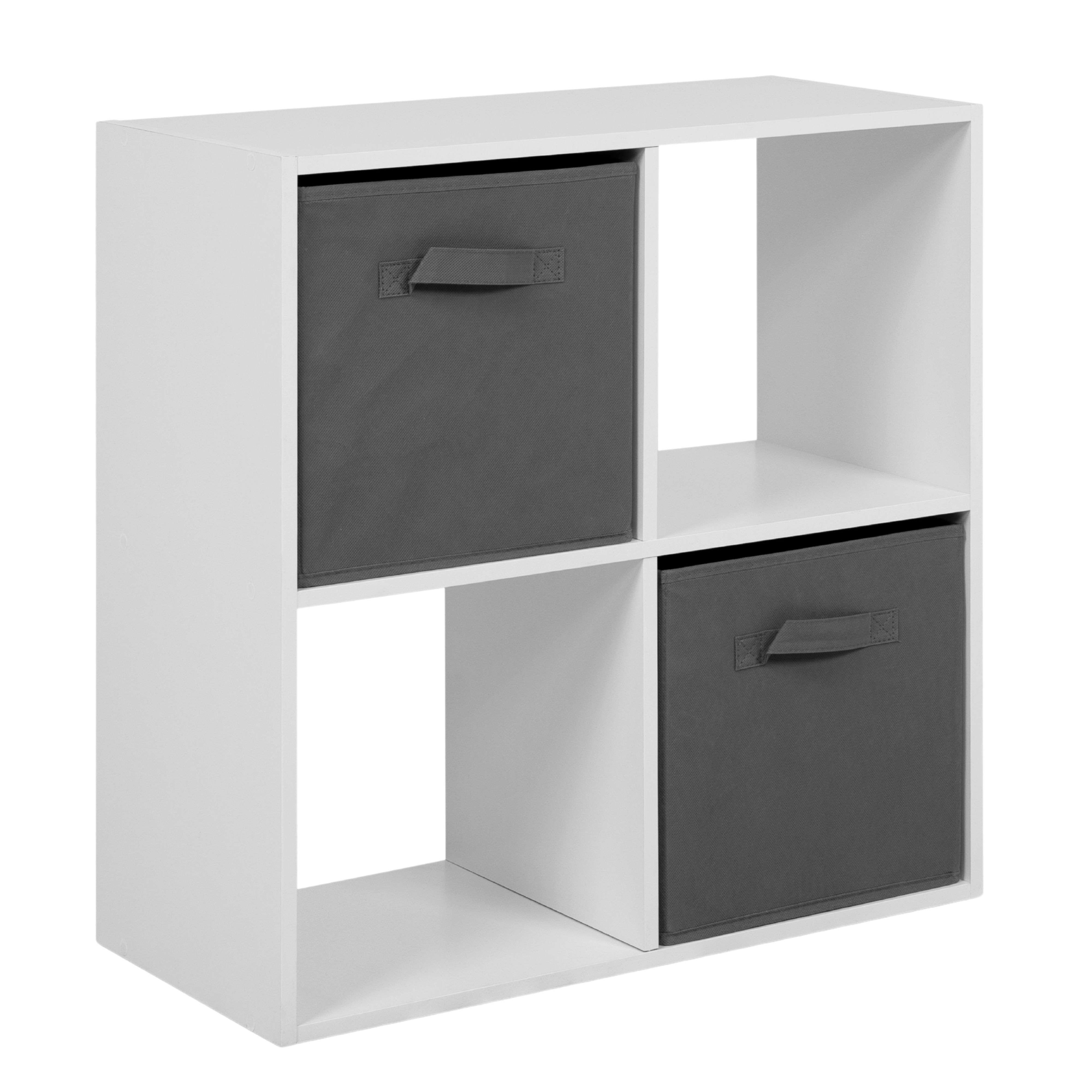 Estantería blanca de cuatro compartimentos, dos con cajas de tela grises.
