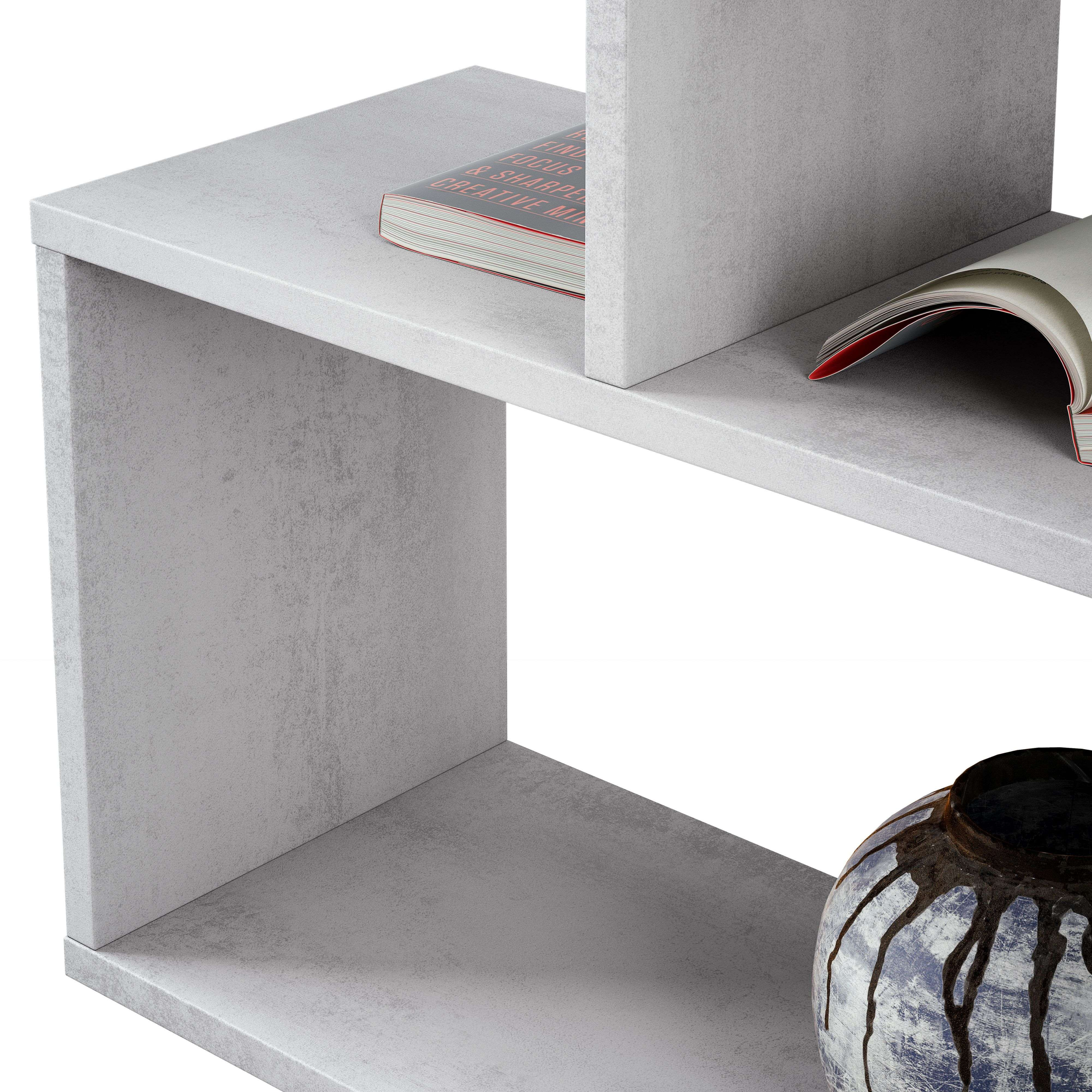Estante gris con libros y un jarrón.