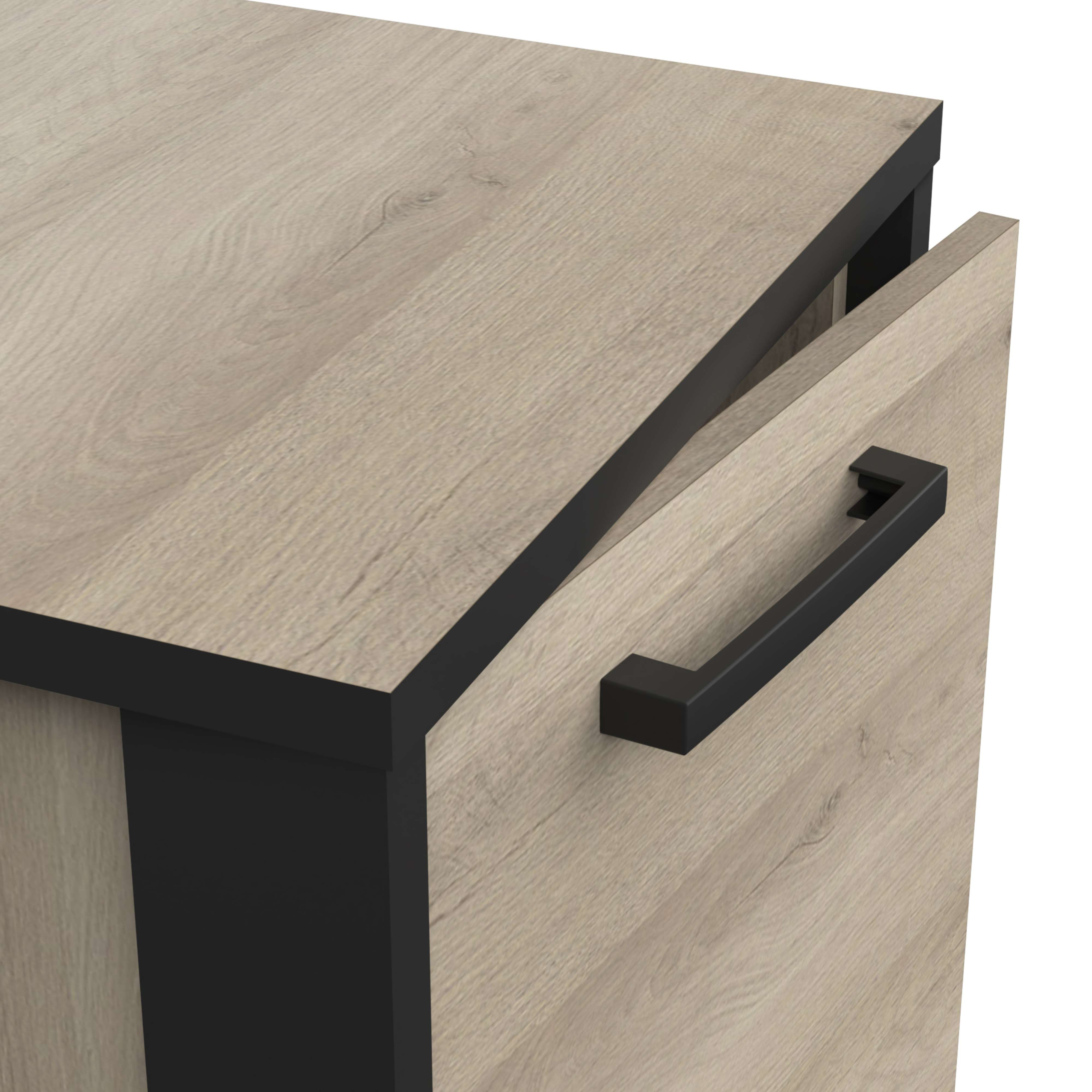 Un armario de madera clara con un tirador negro y un cajón semiabierto.