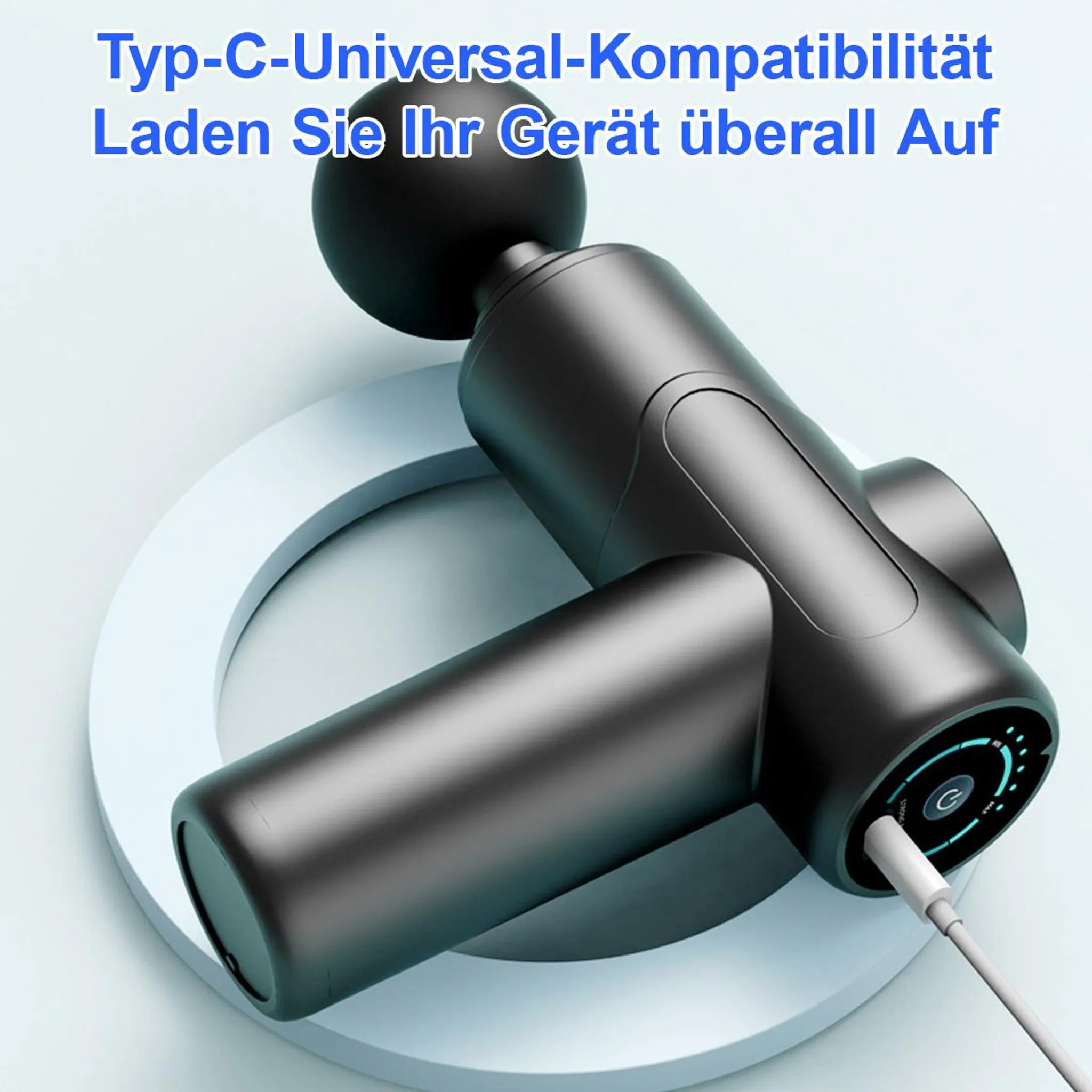 Schwarzes Massagegerät mit Typ-C-Ladekabel, auf weißem Podest.