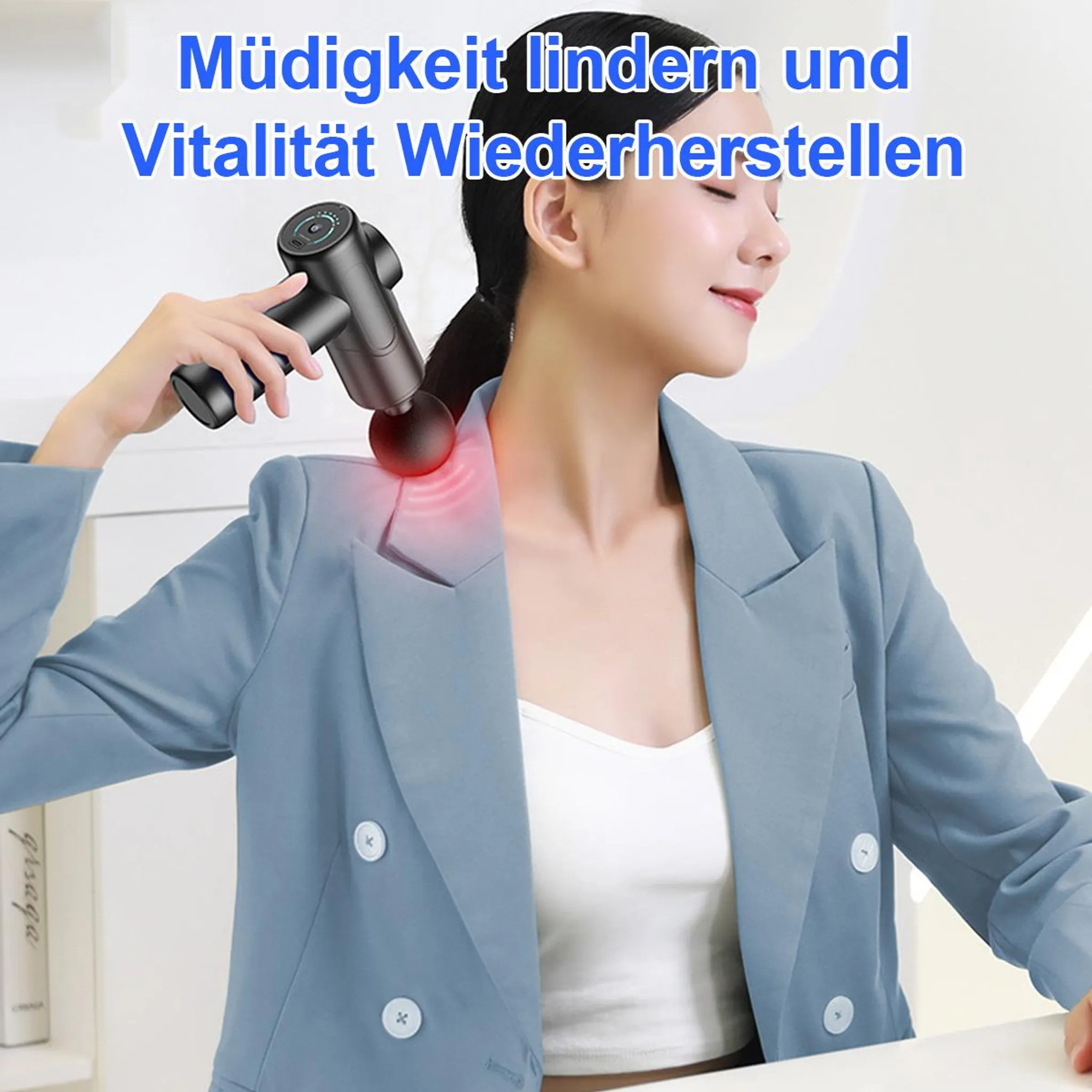 Frau massiert ihren Nacken mit einem Massagegerät, um Müdigkeit zu lindern.