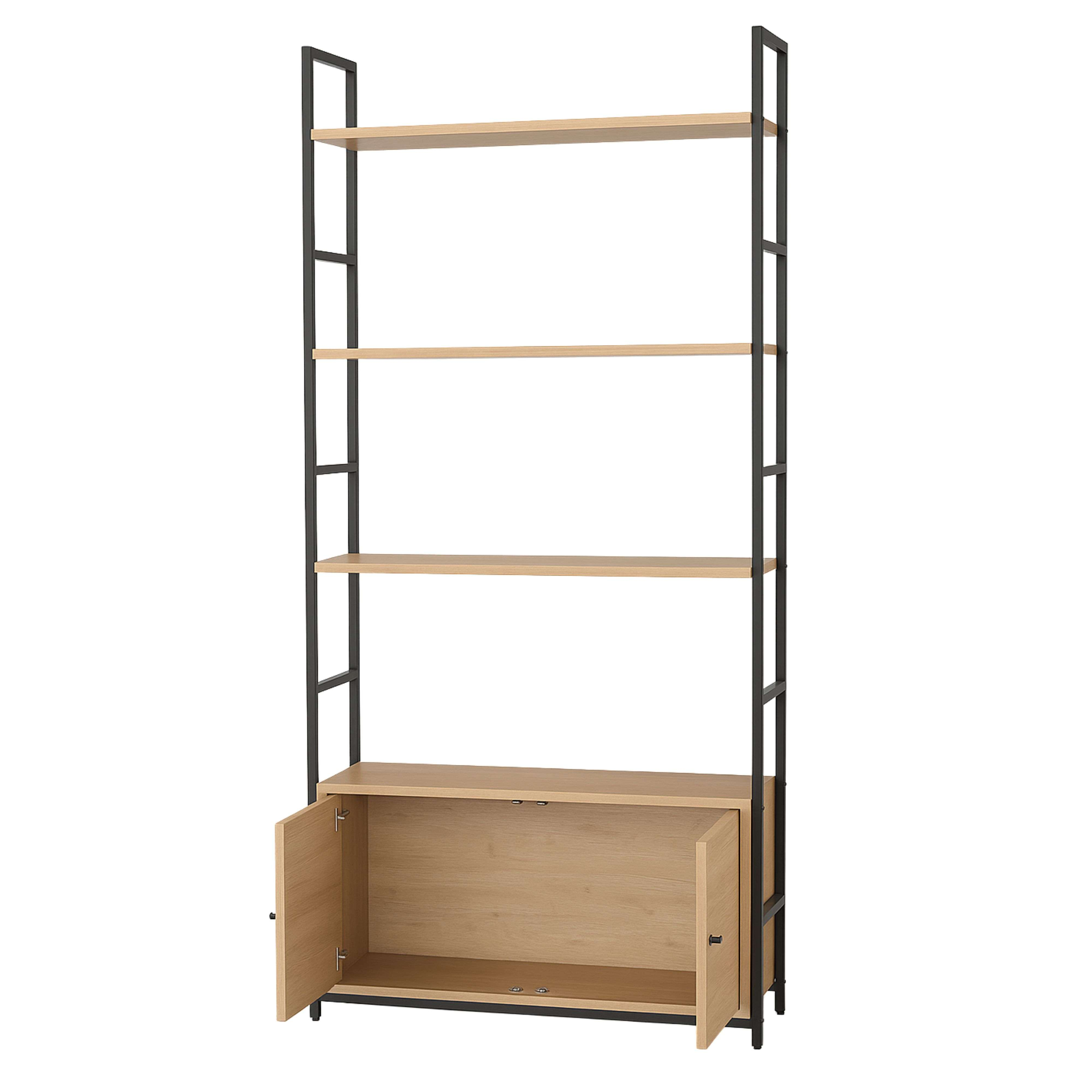 Estantería con estantes de madera y marco de metal negro. Dos puertas abiertas abajo.