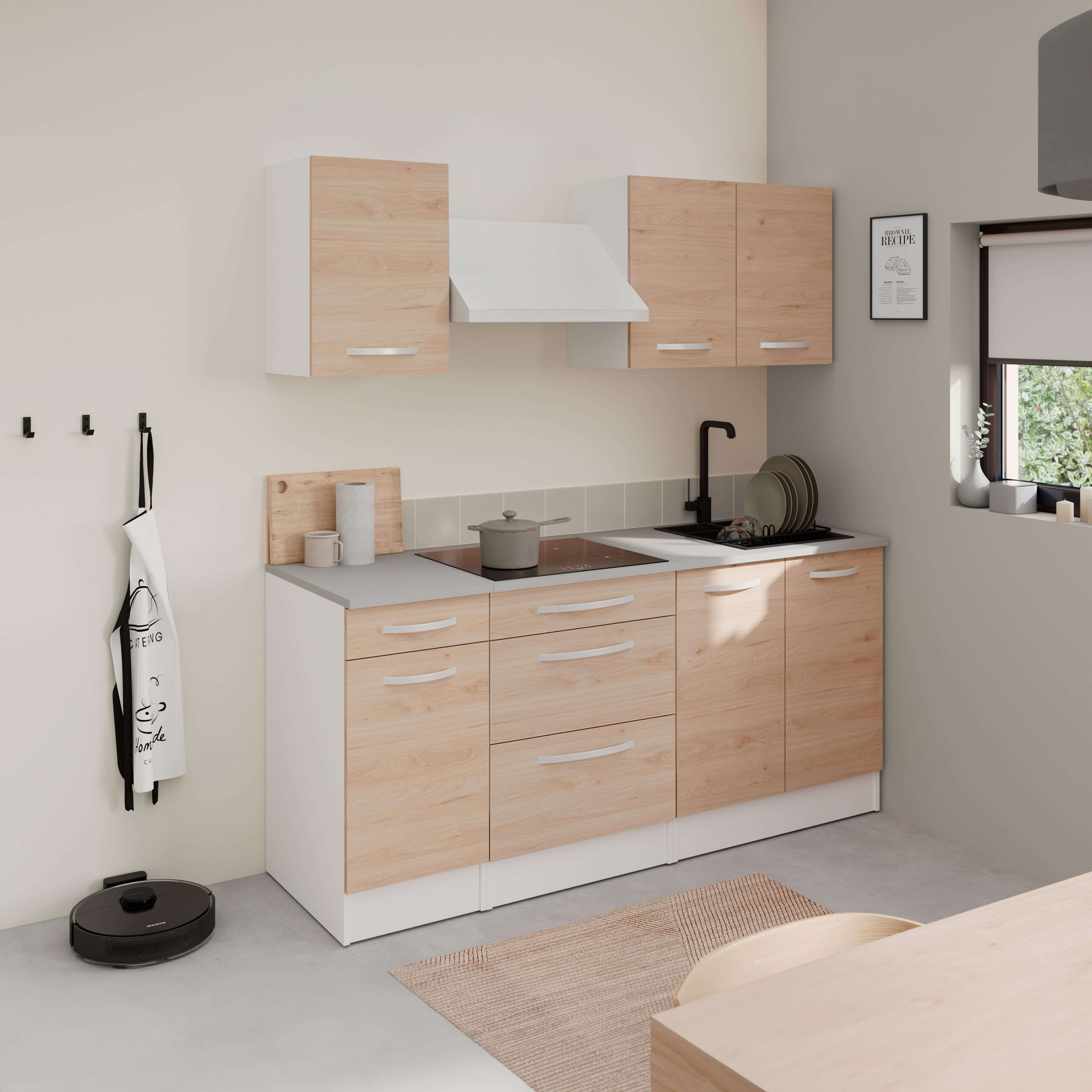 Cocina moderna con muebles de madera, campana extractora, estufa y fregadero.