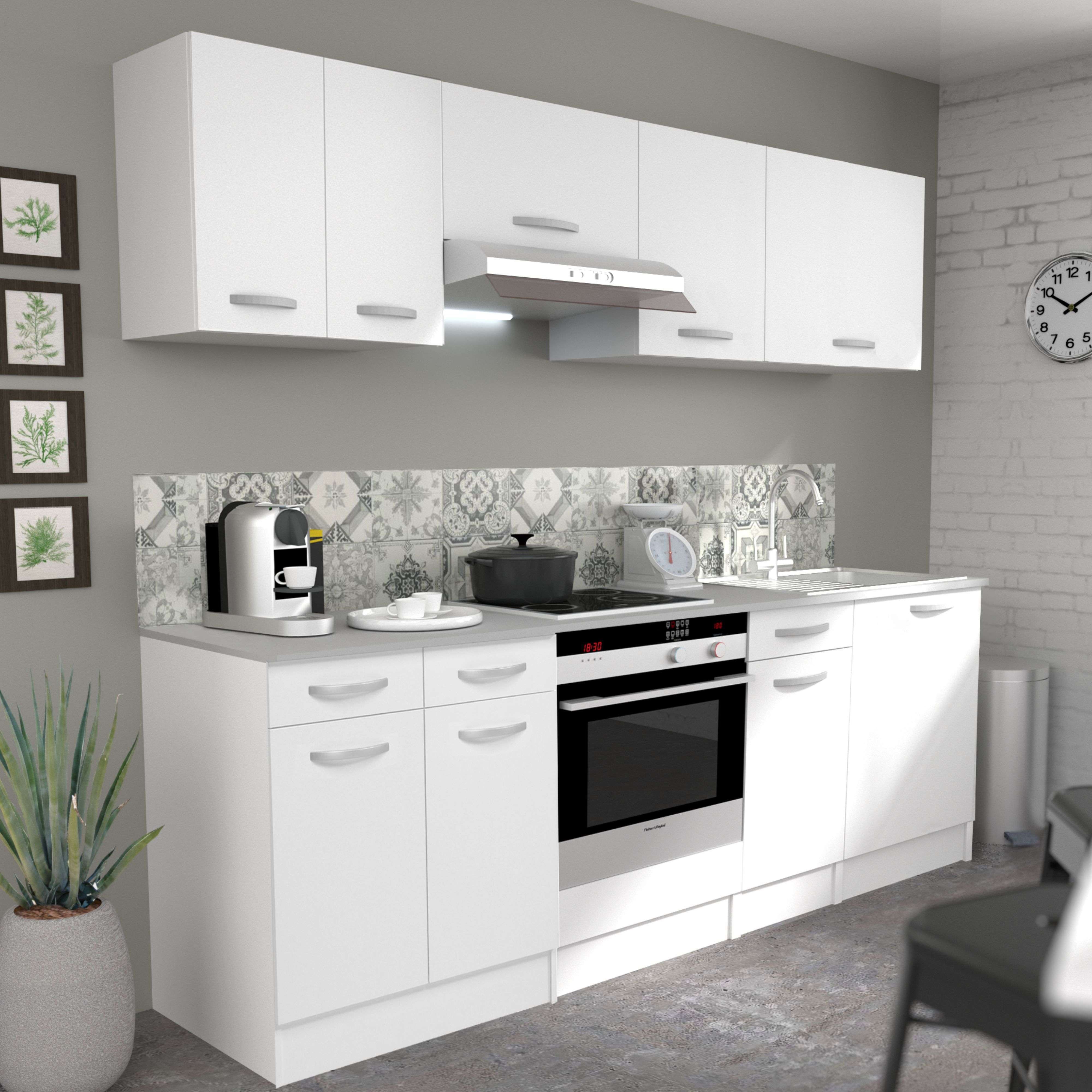 Cocina blanca con campana, cafetera, estufa, olla y reloj en pared.