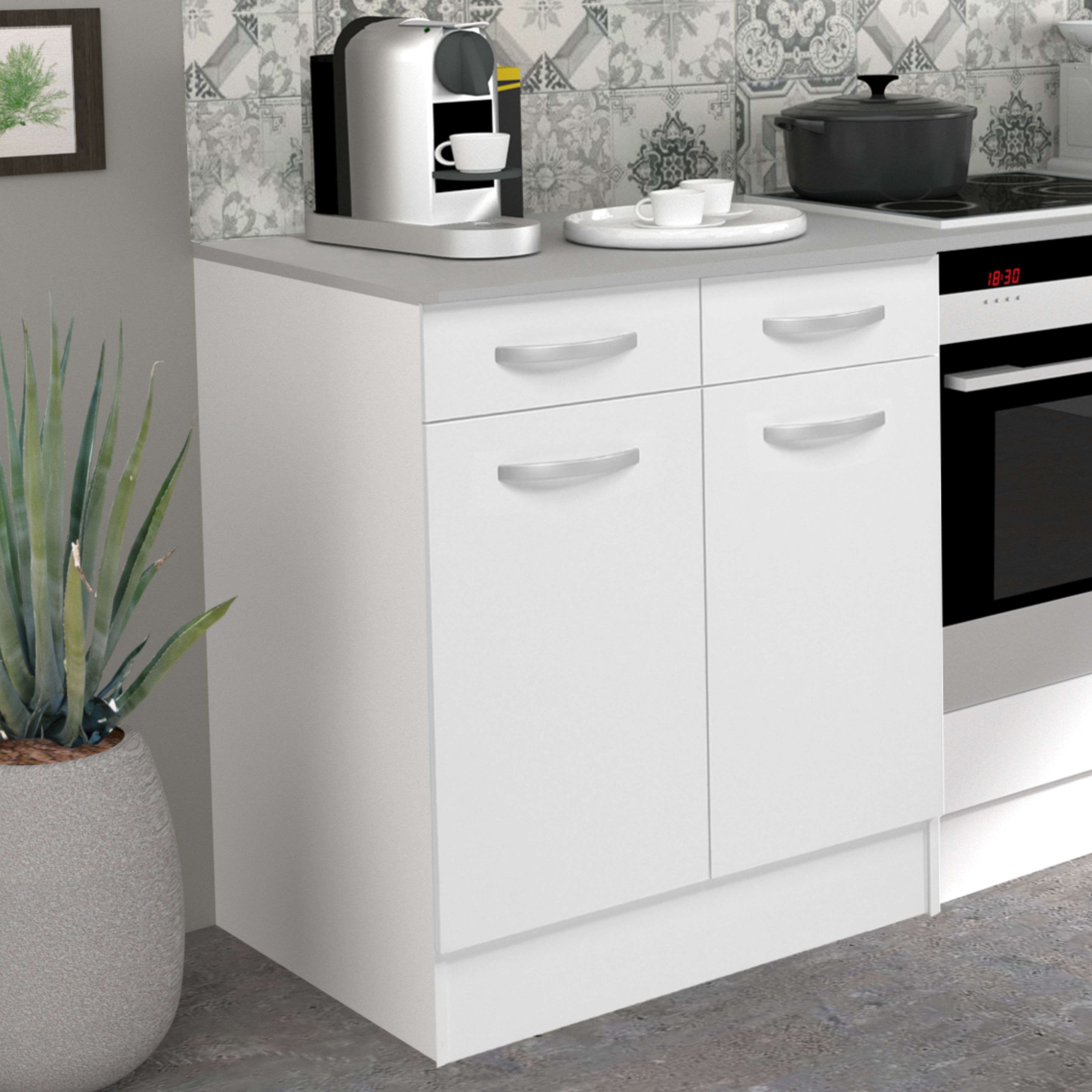 Un mueble de cocina blanco con cafetera, tazas y una olla en la estufa.
