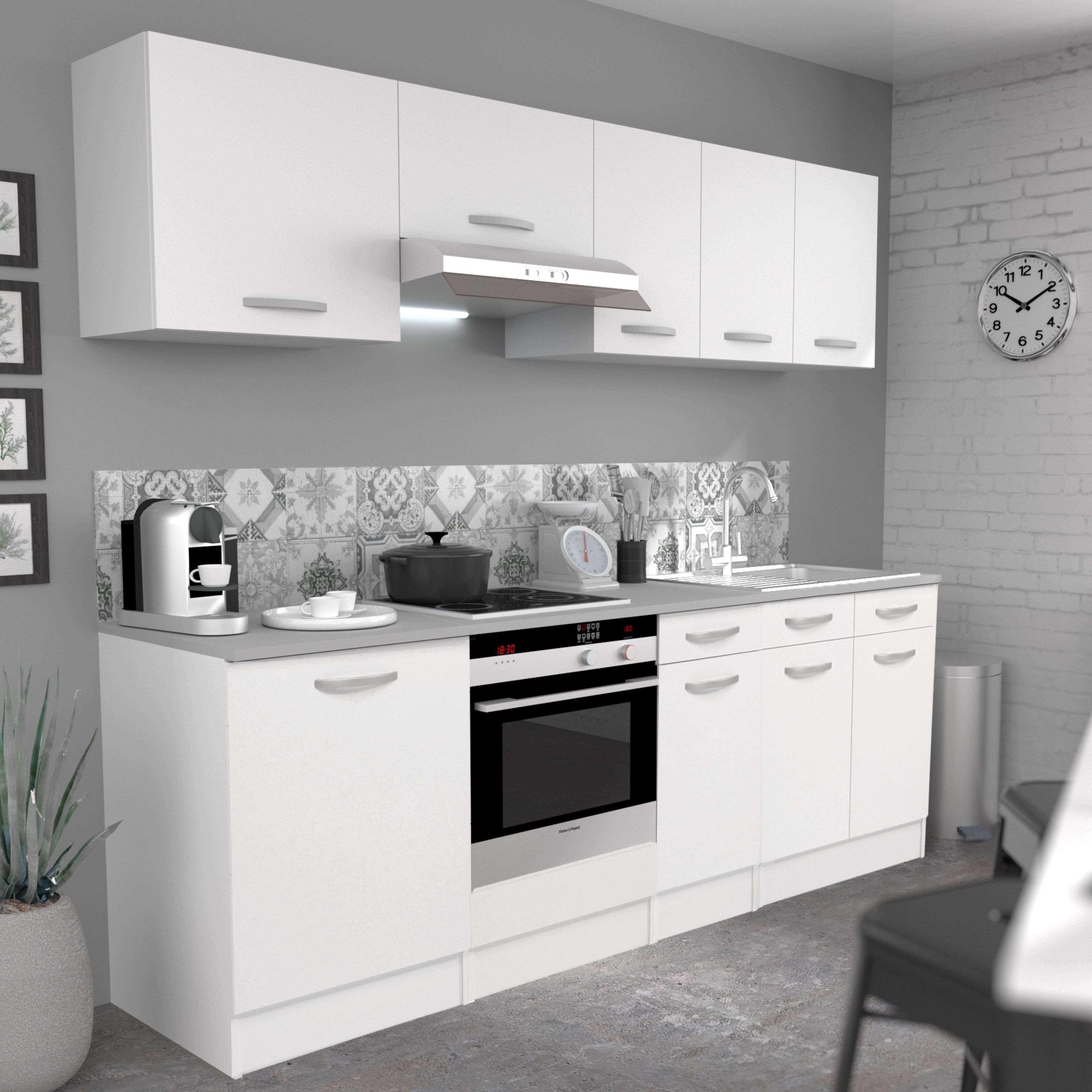 Cocina blanca moderna con electrodomésticos, cafetera, olla y reloj de pared.