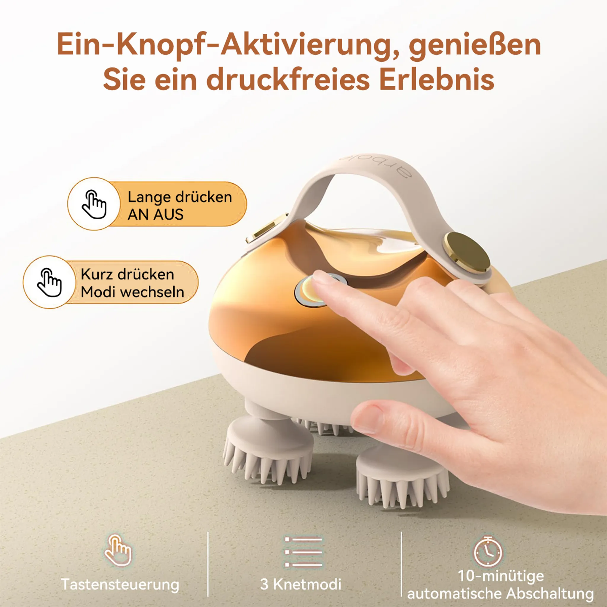 Eine Hand drückt einen Knopf an einem goldenen Massagegerät mit Bürstenaufsätzen.