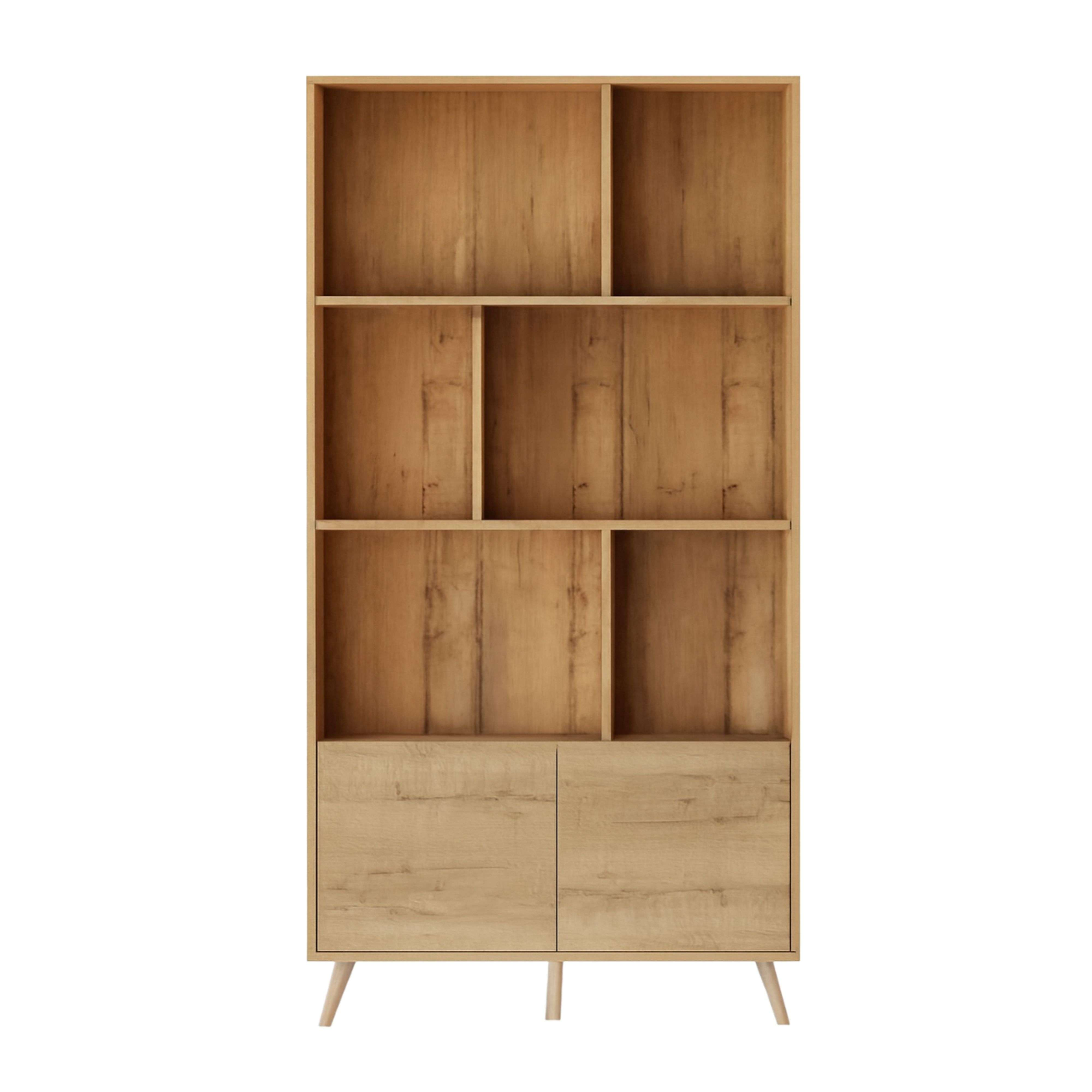 Una estantería de madera marrón claro con estantes abiertos y dos cajones abajo.