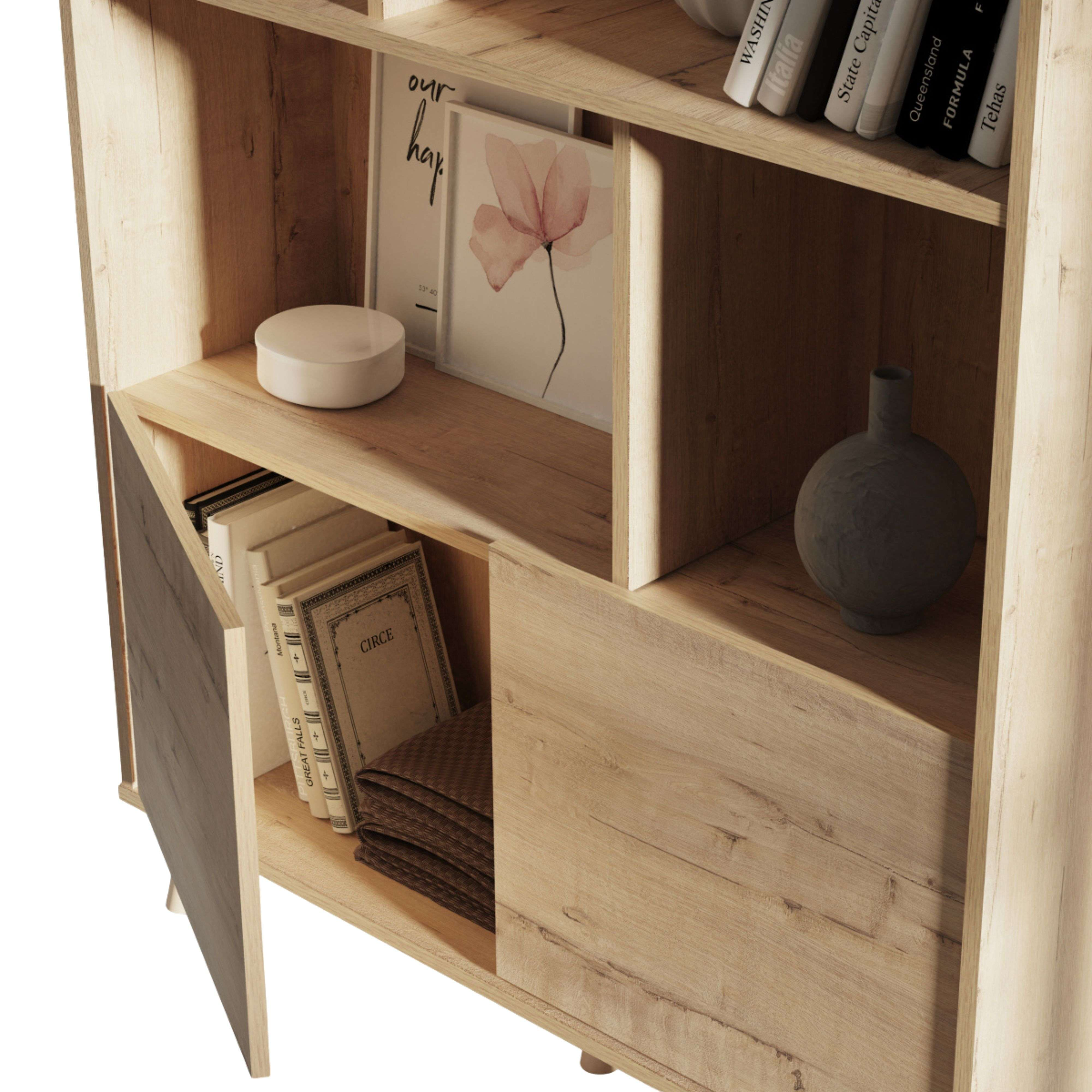 Una estantería abierta con libros, cuadros y decoración.
