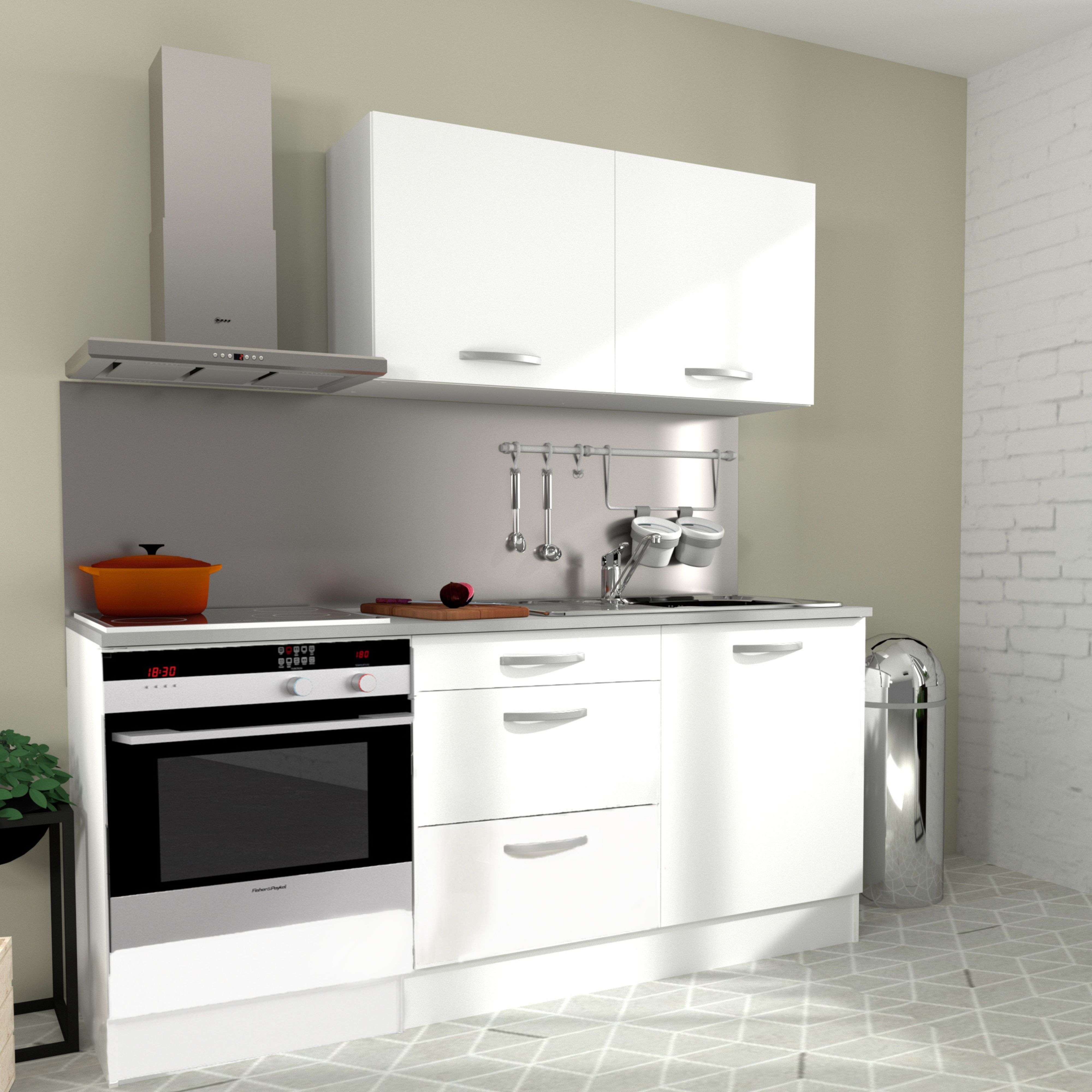 Una cocina blanca moderna con horno, campana extractora y fregadero.