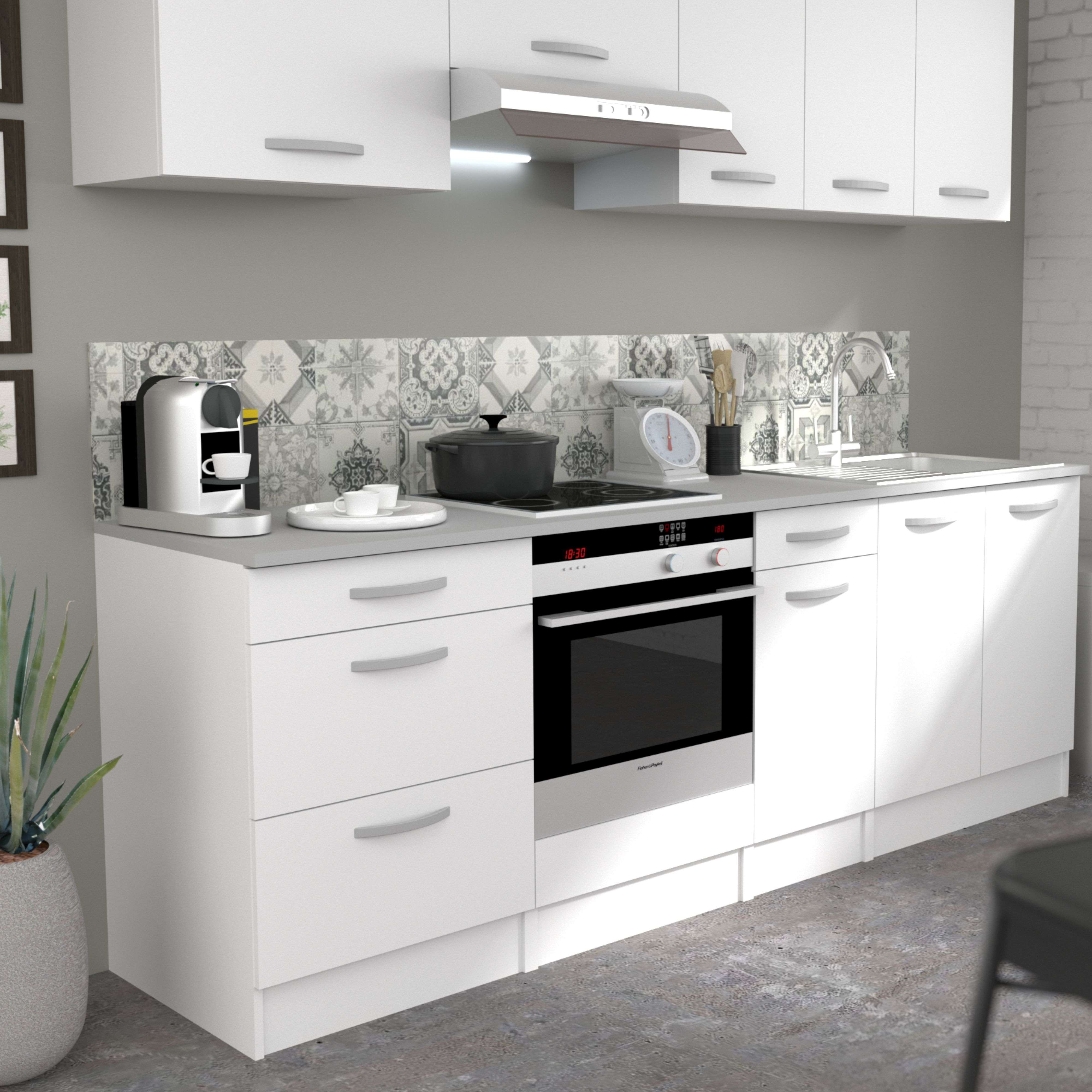 Cocina blanca moderna con cafetera, placa, horno y fregadero.