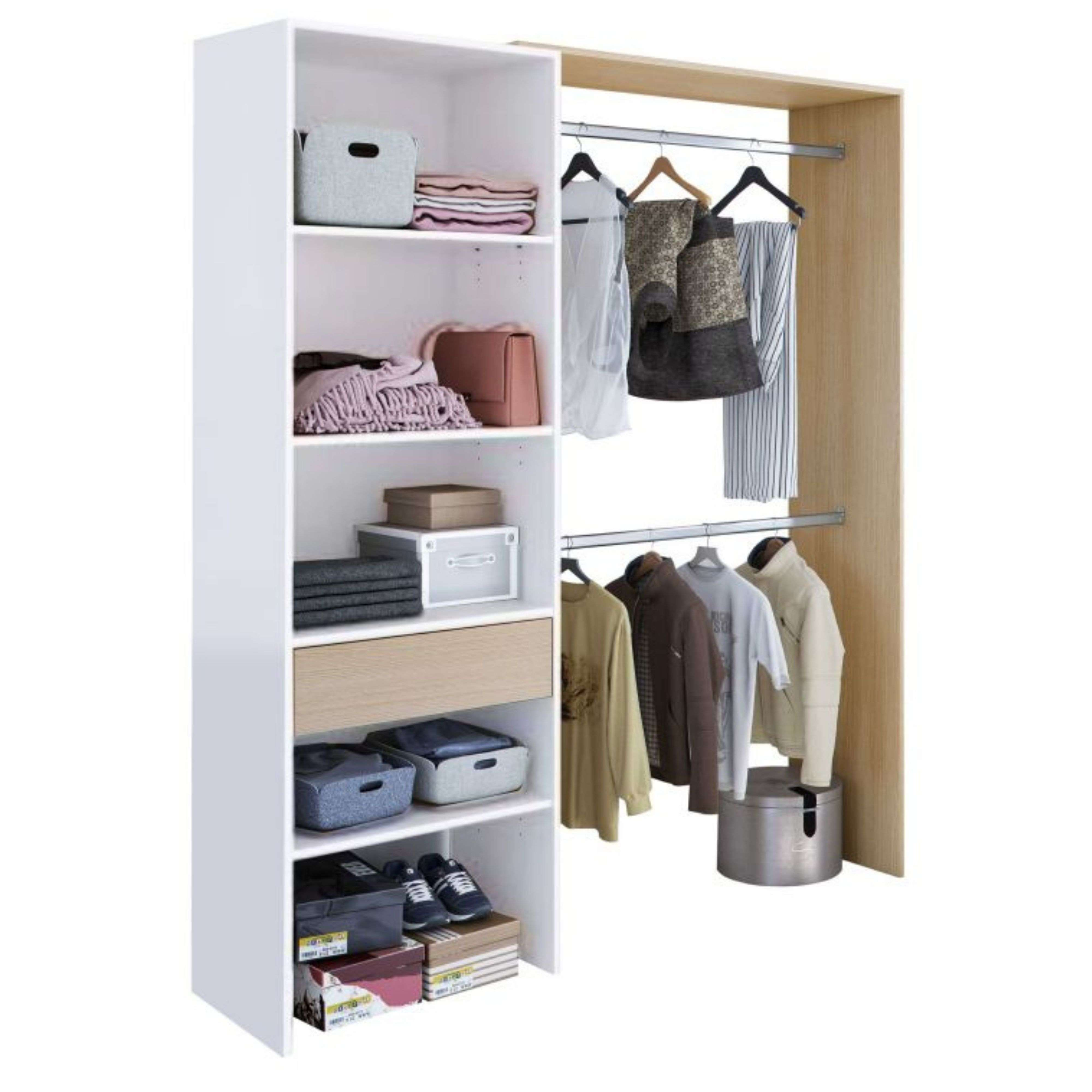 Un armario blanco con estantes, cestas, cajones y ropa en perchas.