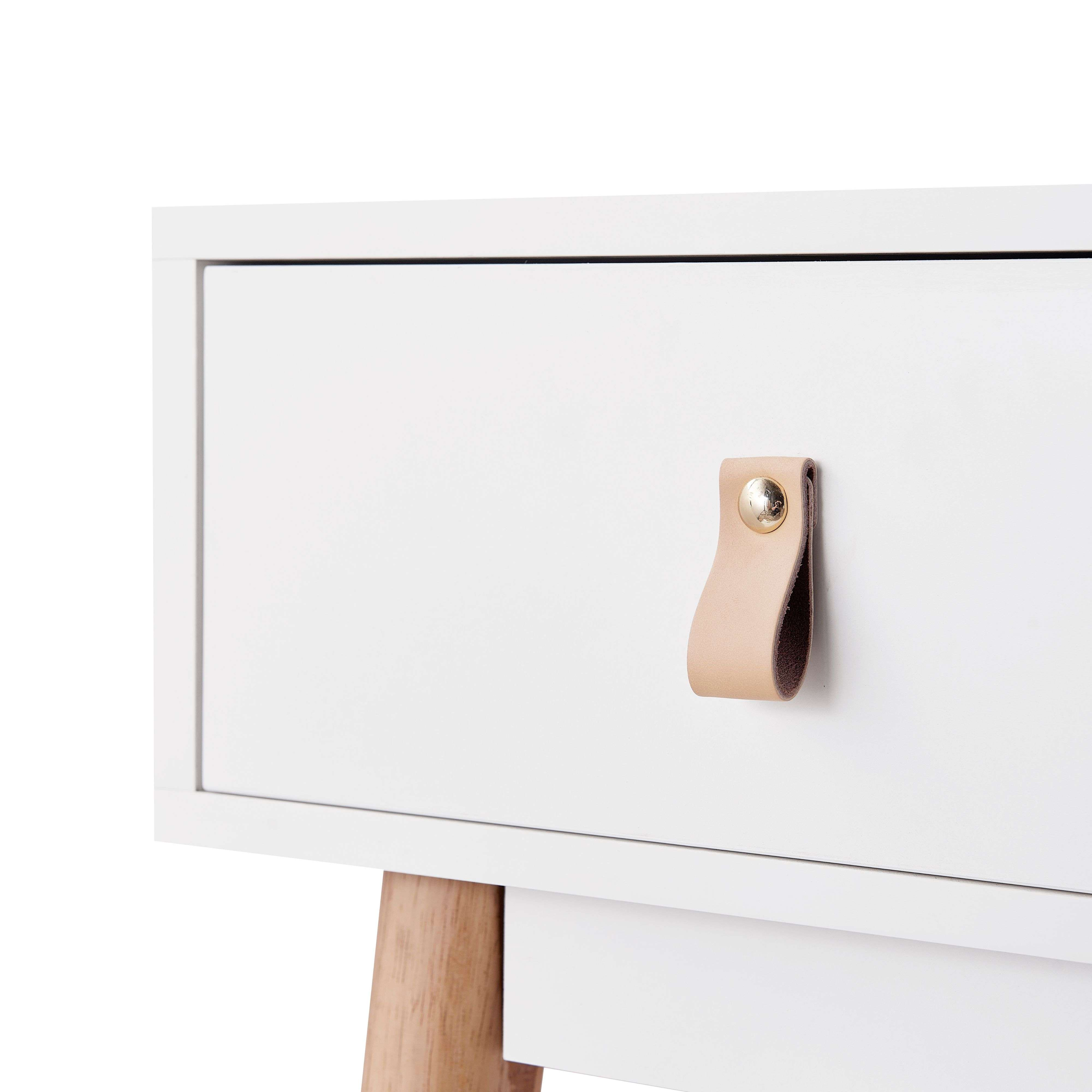 Cajón blanco con tirador de cuero claro y pata de madera.