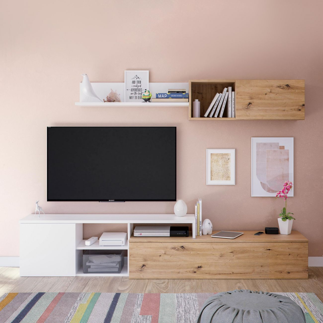 Una sala de estar con TV de pared, gabinetes de madera y blancos, decoración y alfombra.