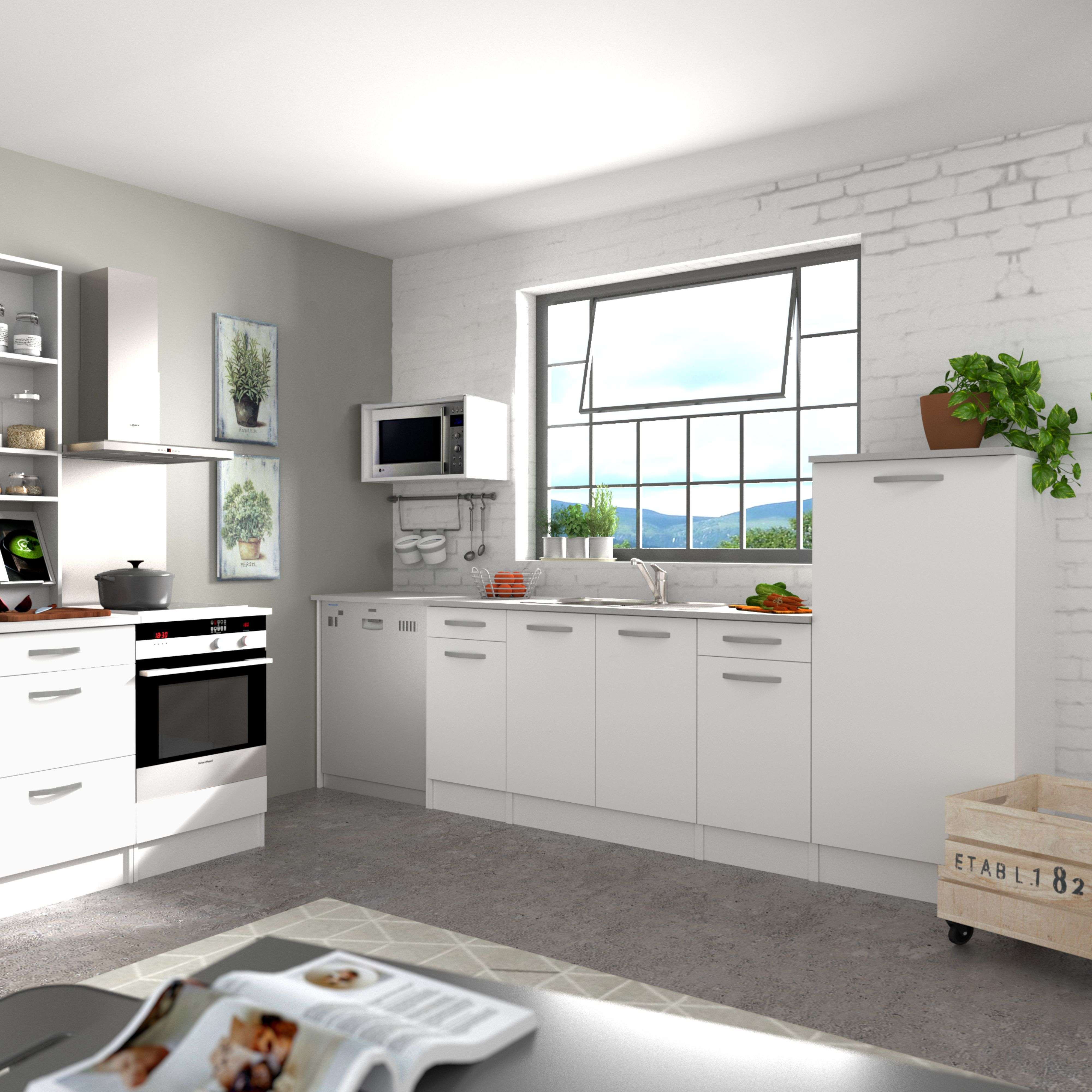 Moderna cocina blanca con electrodomésticos, ventana con vista a la montaña y plantas.