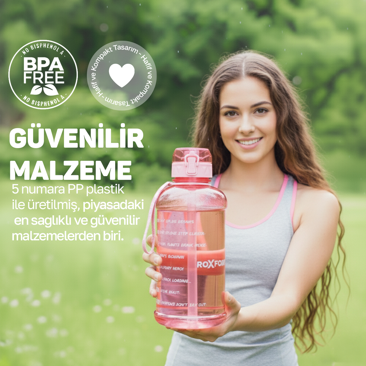 Gülümseyen kadın, üzerinde işaretler olan büyük, şeffaf, pembe bir su şişesi tutuyor.