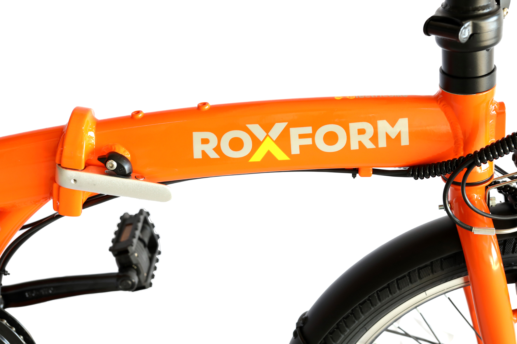 Beyaz ROXFORM yazılı turuncu bisiklet kadrosu ve siyah pedal.
