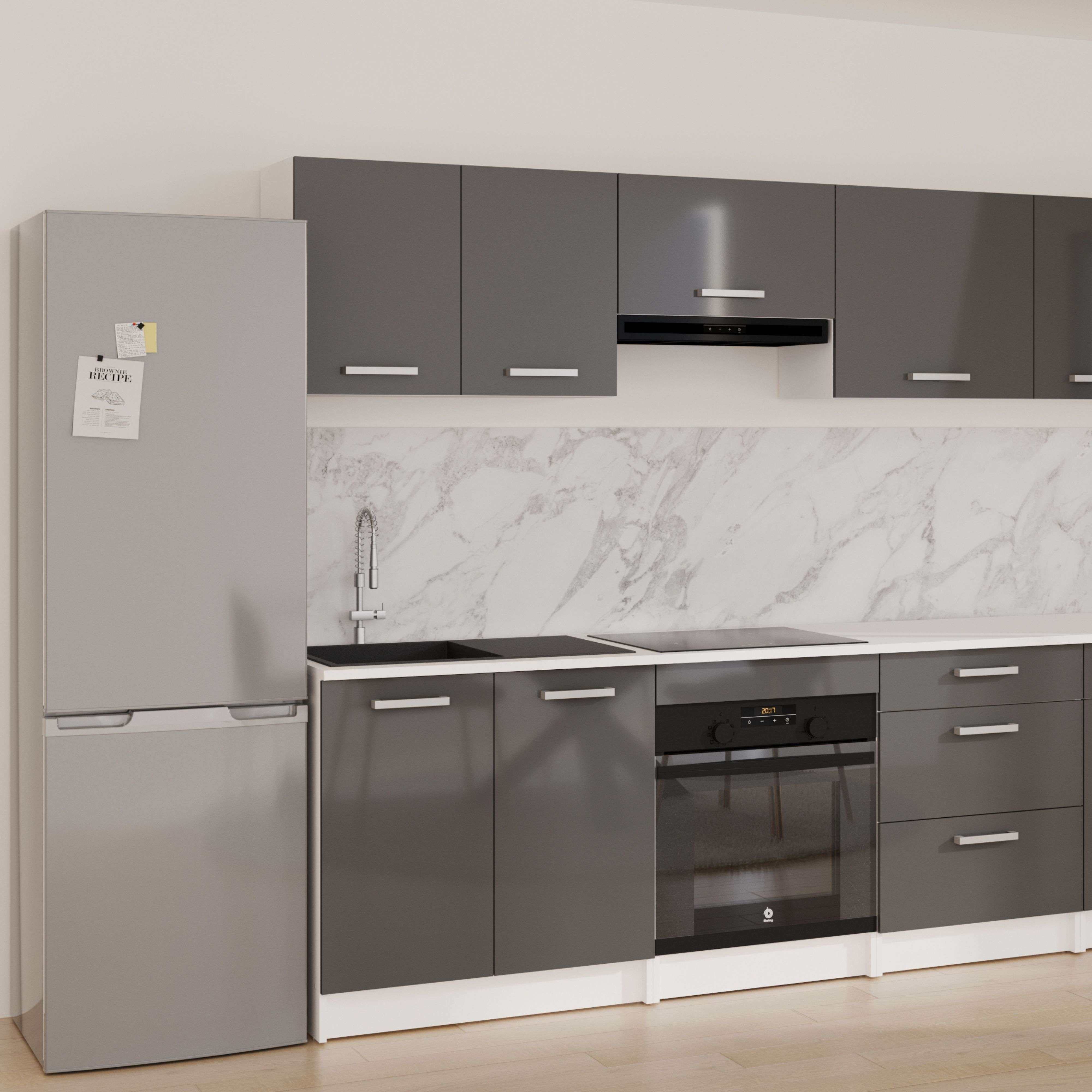 Una cocina moderna con gabinetes grises, un refrigerador y salpicaduras de mármol.