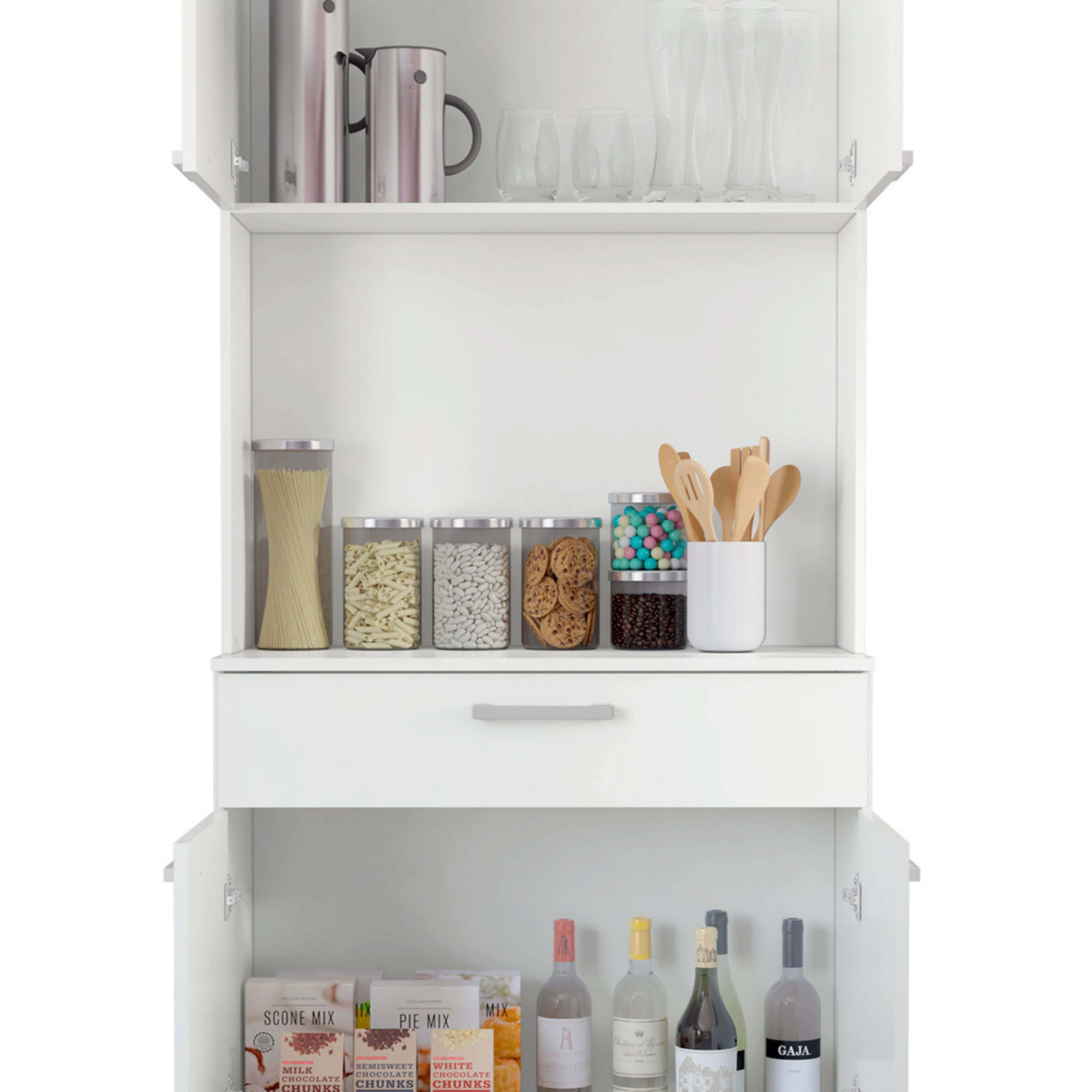 Un armario blanco abierto con alimentos y vasos en estantes.