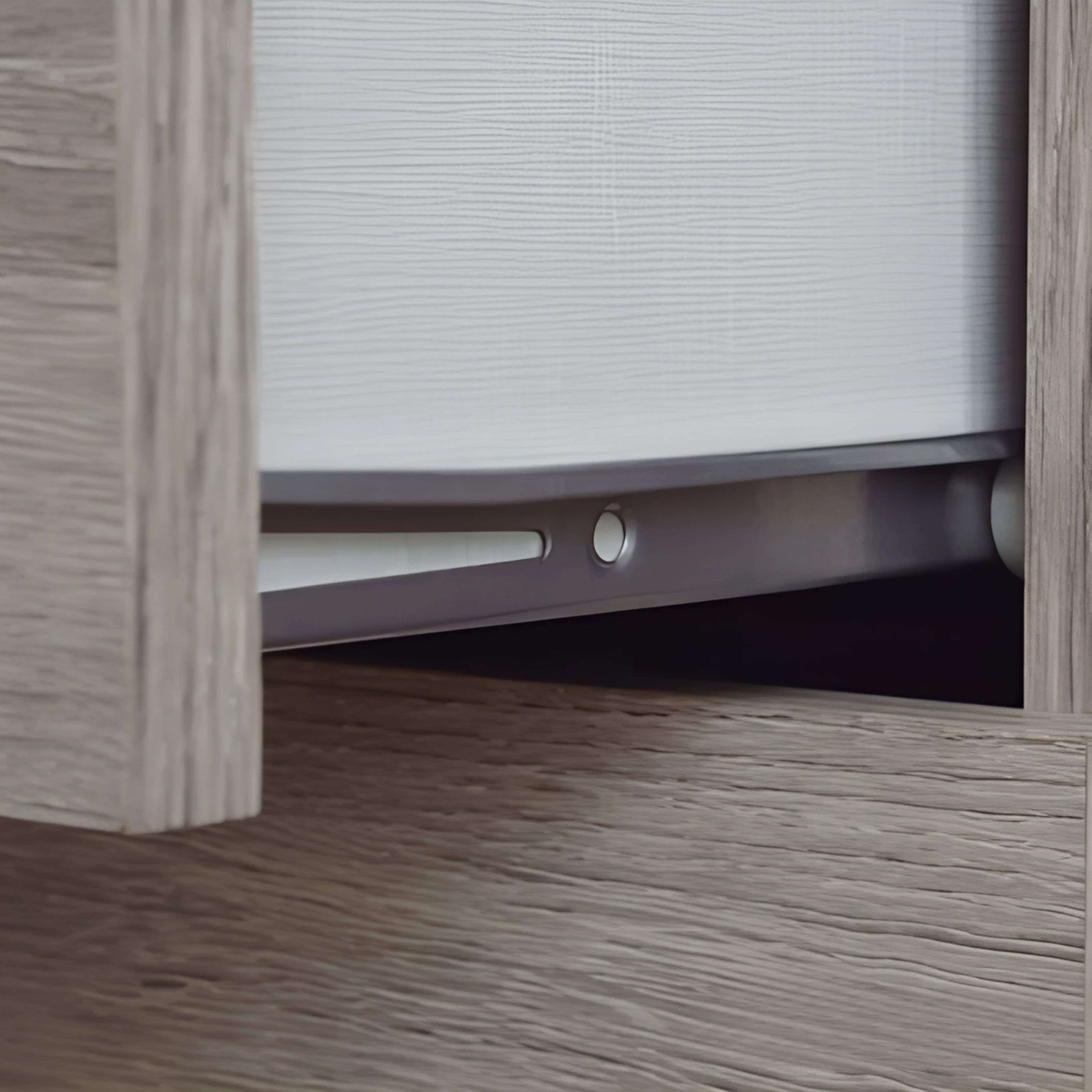 Primer plano de un mecanismo de guía de cajón contra muebles de veta de madera.