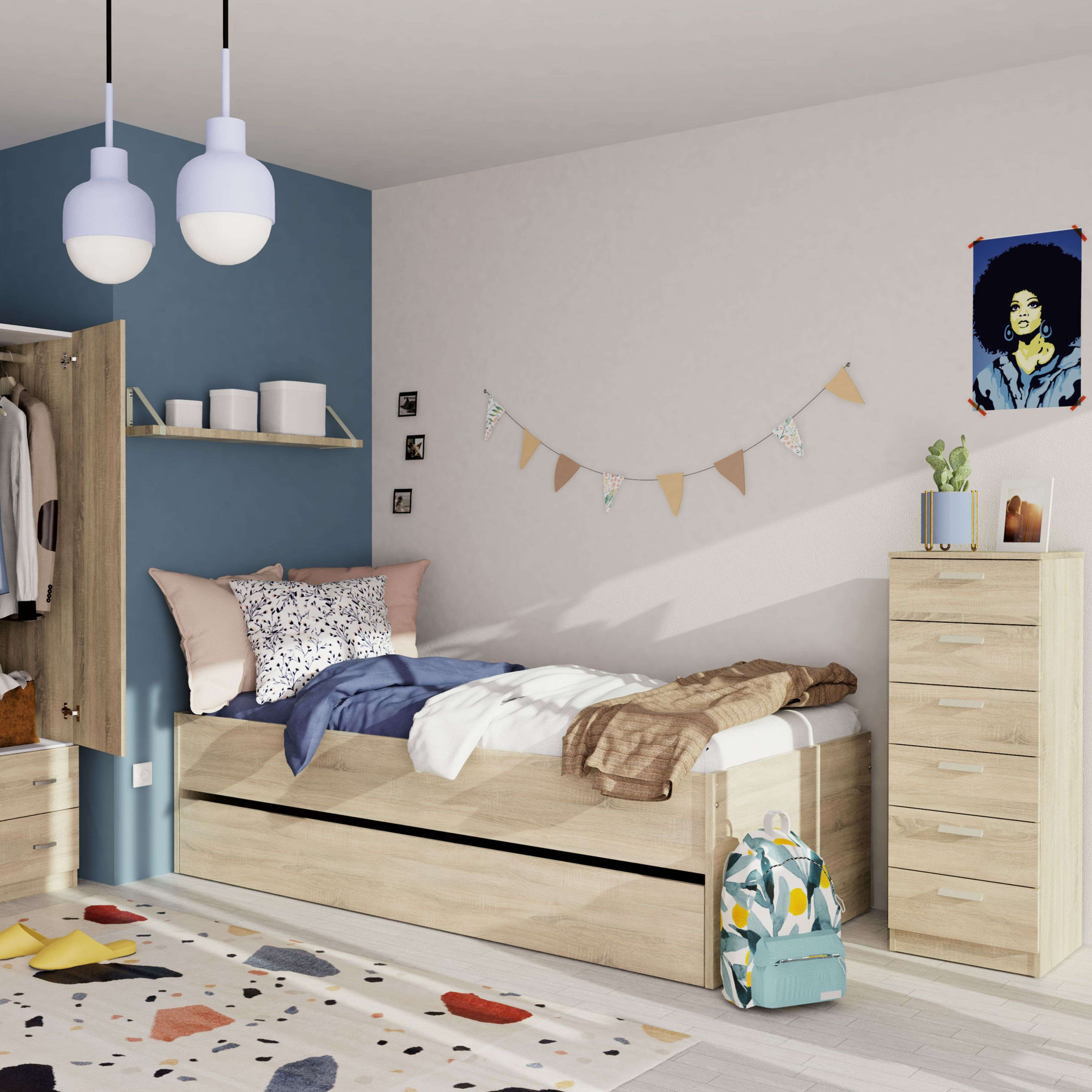 Un dormitorio juvenil con cama de madera, armario, cómoda y alfombra.
