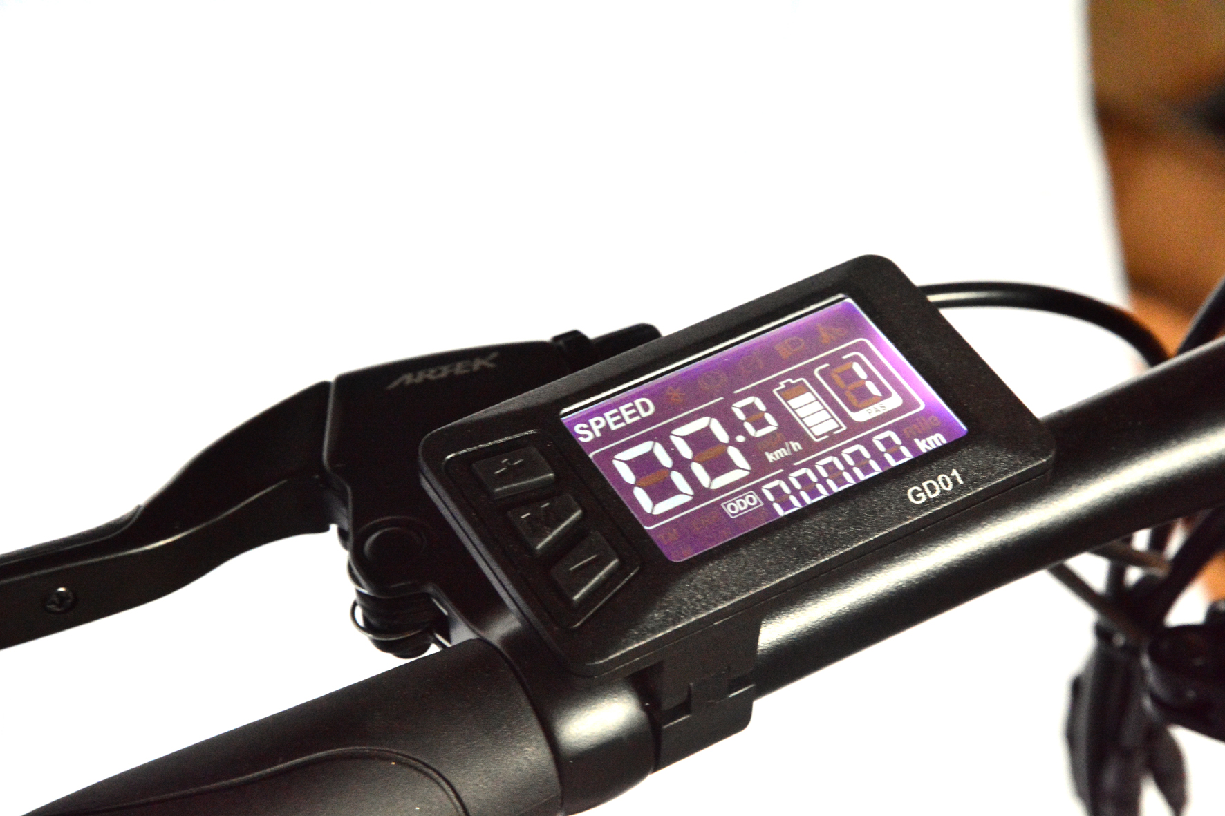 Elektrikli bisiklet ekranı: hız 0.0, pil, kilometre sayacı.
