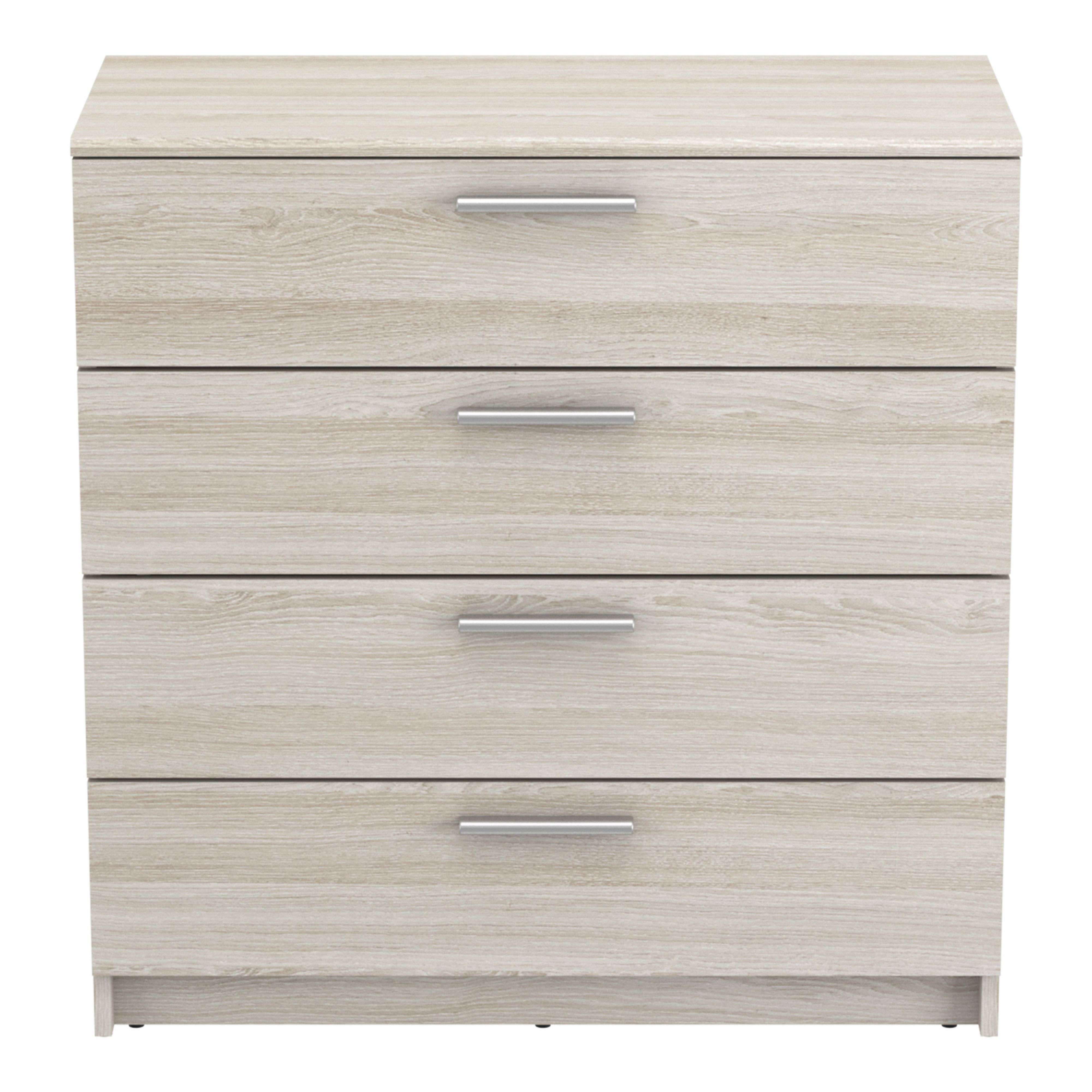 Cómoda de madera clara con cuatro cajones y tiradores plateados.