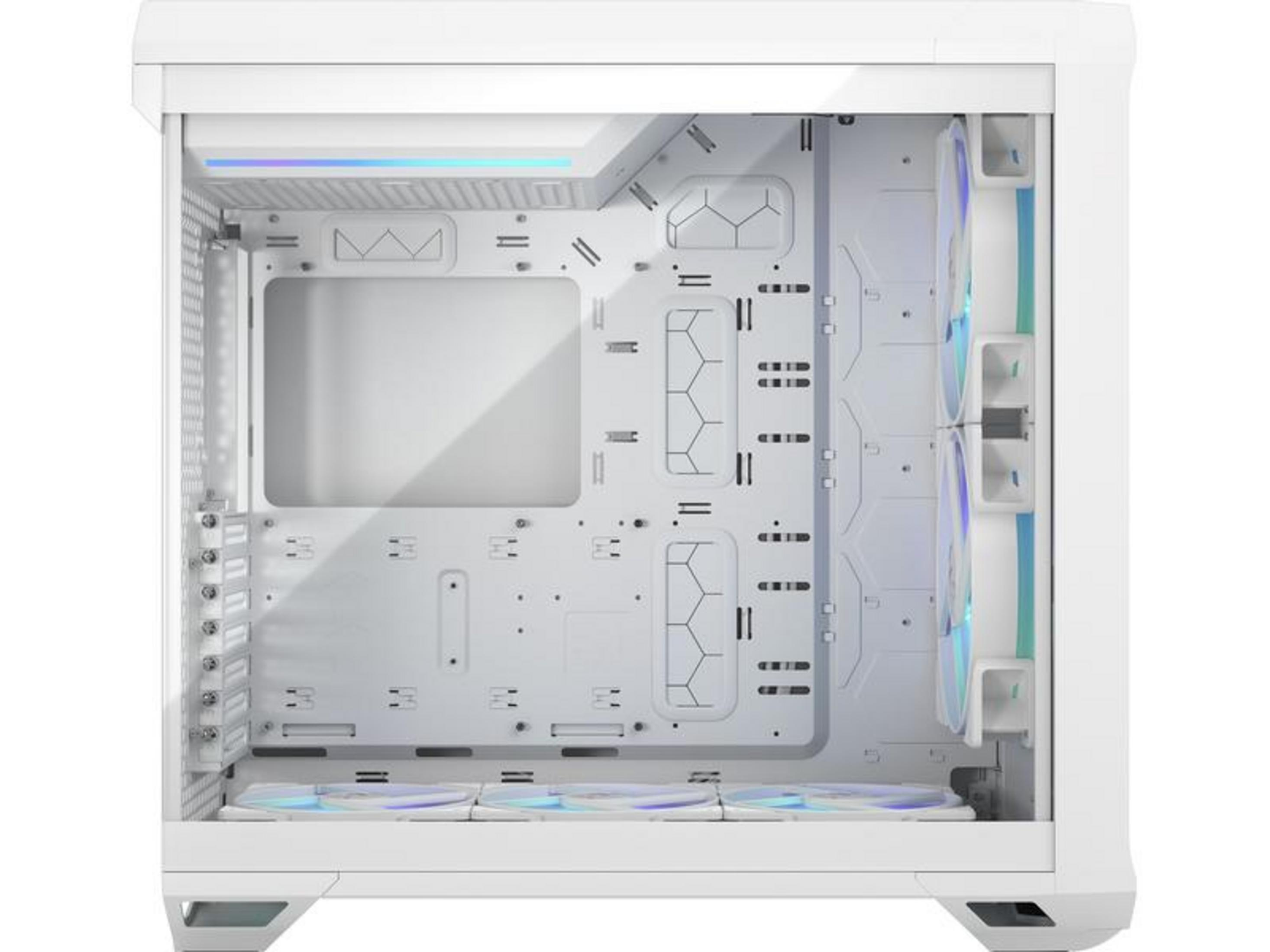 Ein weißes Computergehäuse mit RGB-Lüftern vorne und oben.