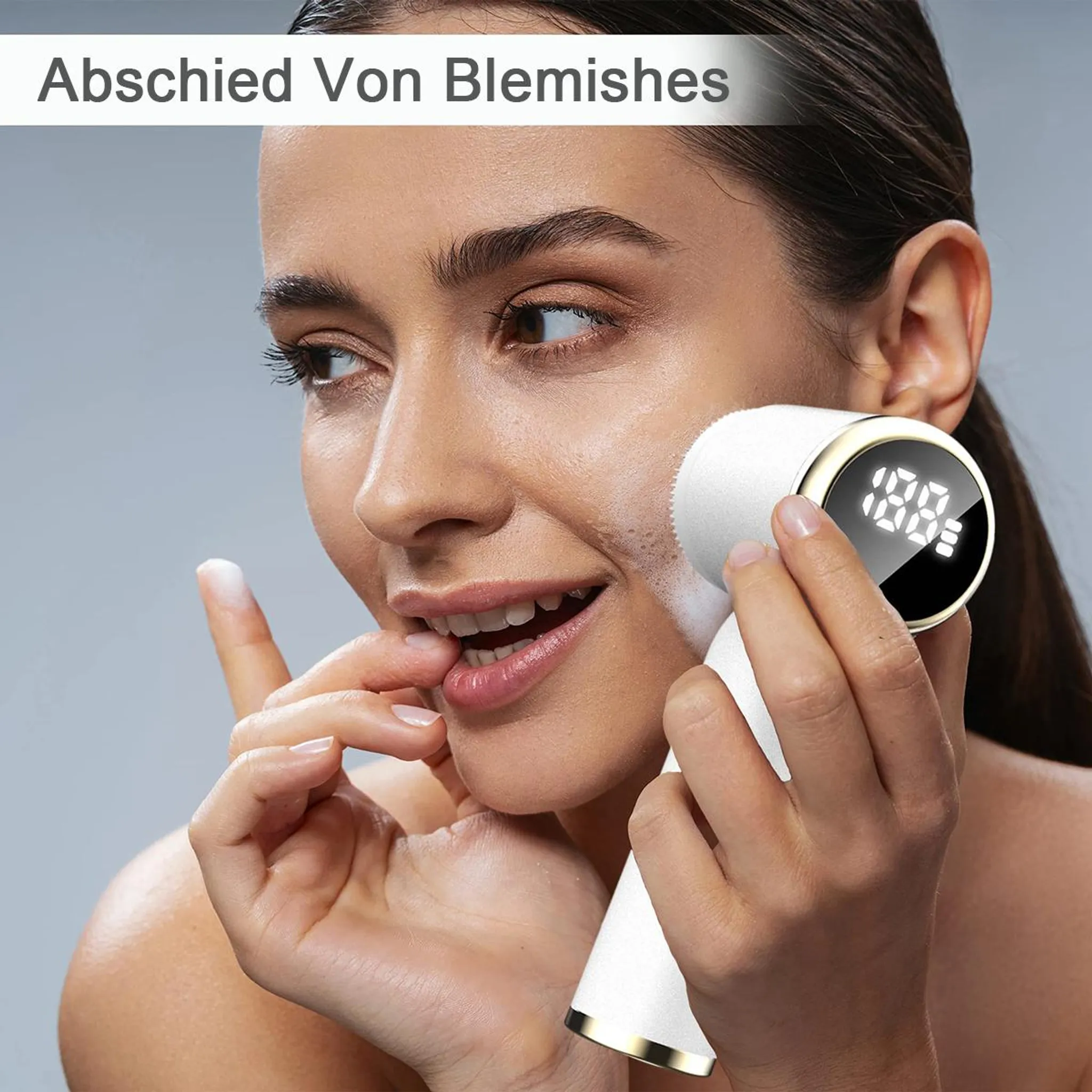 Frau benutzt ein weißes Hautpflegegerät mit Schaum im Gesicht.