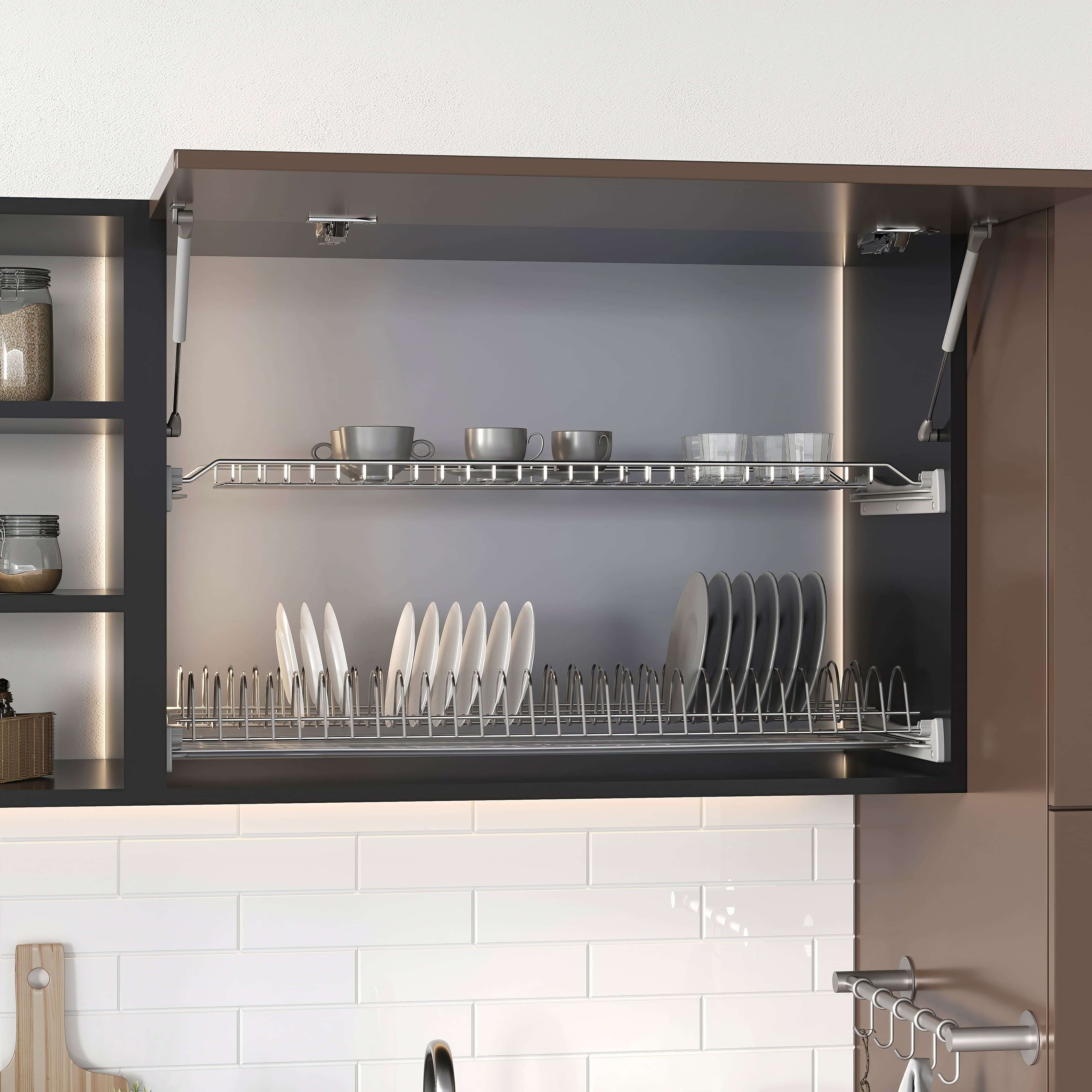 Armario de cocina abierto con dos estantes metálicos con platos y tazas.