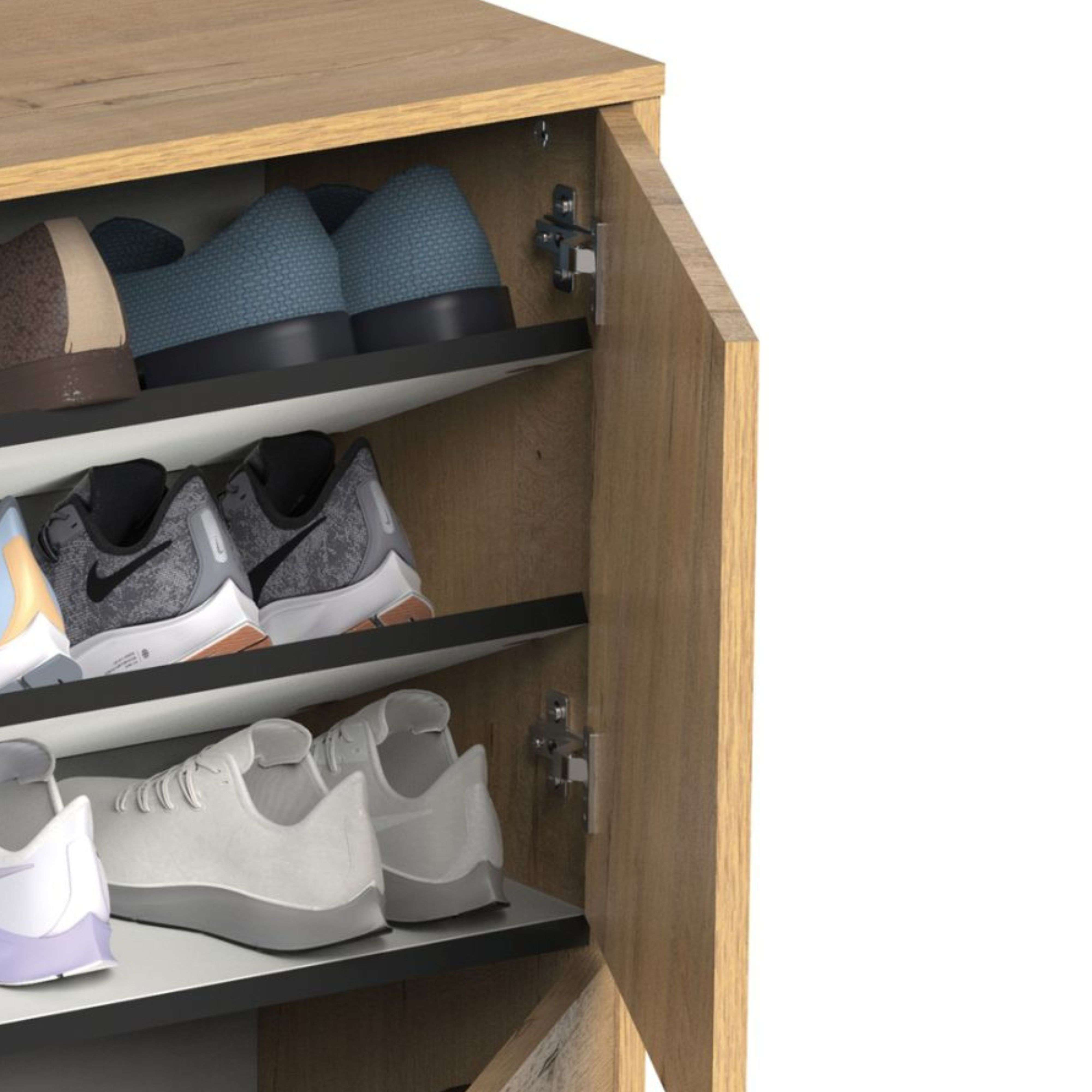 Zapatero abierto de madera con varias baldas, lleno de zapatillas.