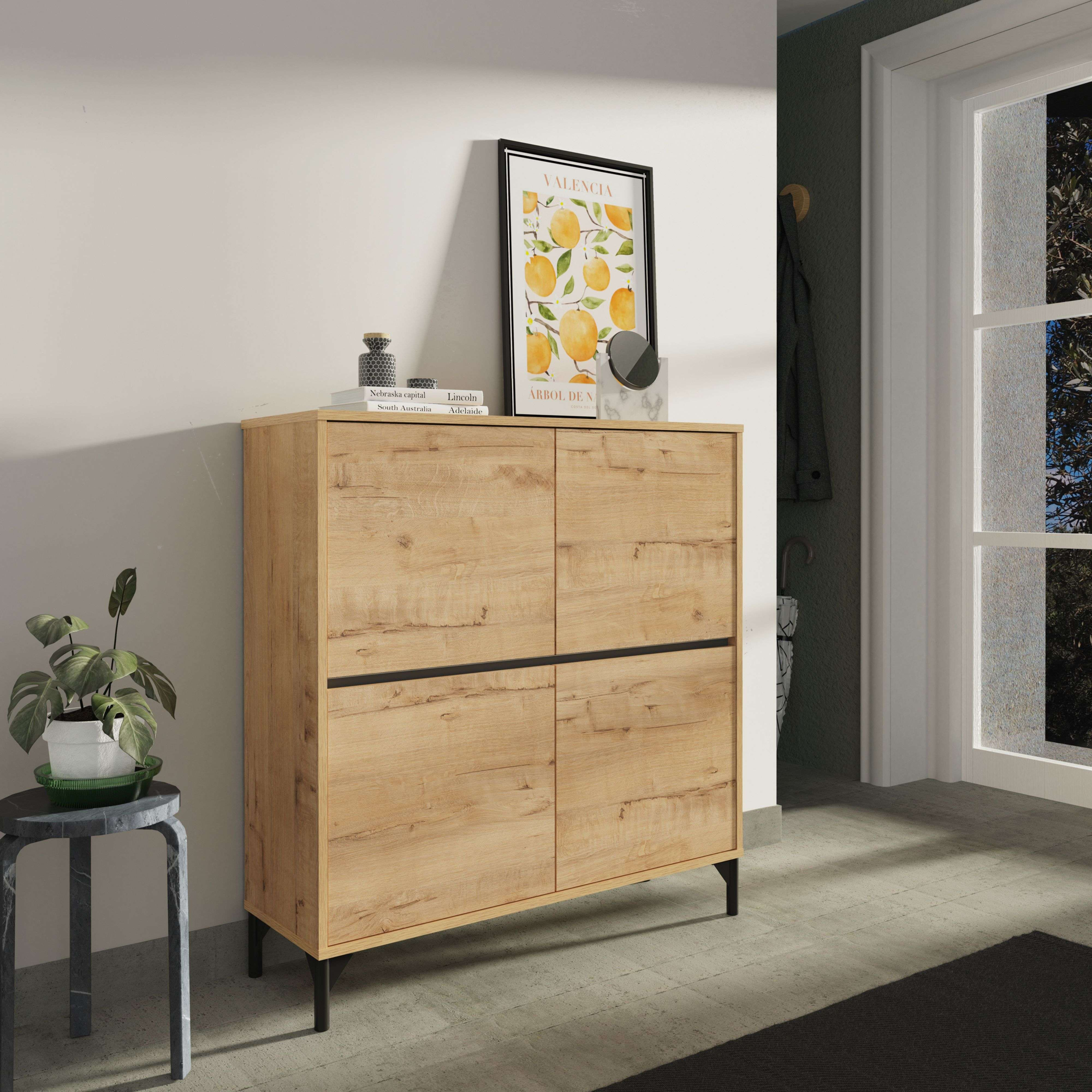 Un armario de madera con cuatro puertas, junto a una mesa auxiliar con planta.