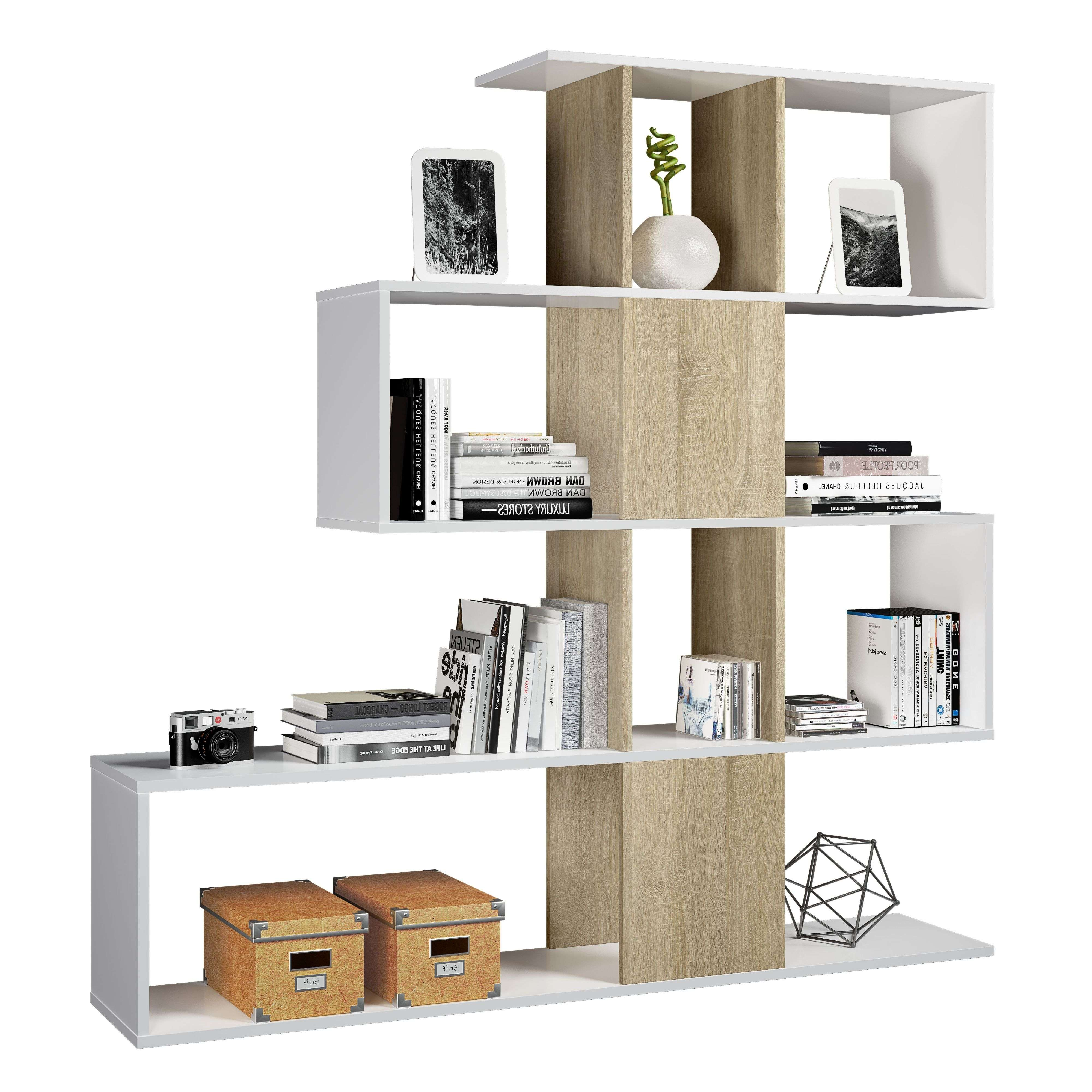 Una estantería blanca con detalles de madera, con libros, marcos, una cámara y cajas.