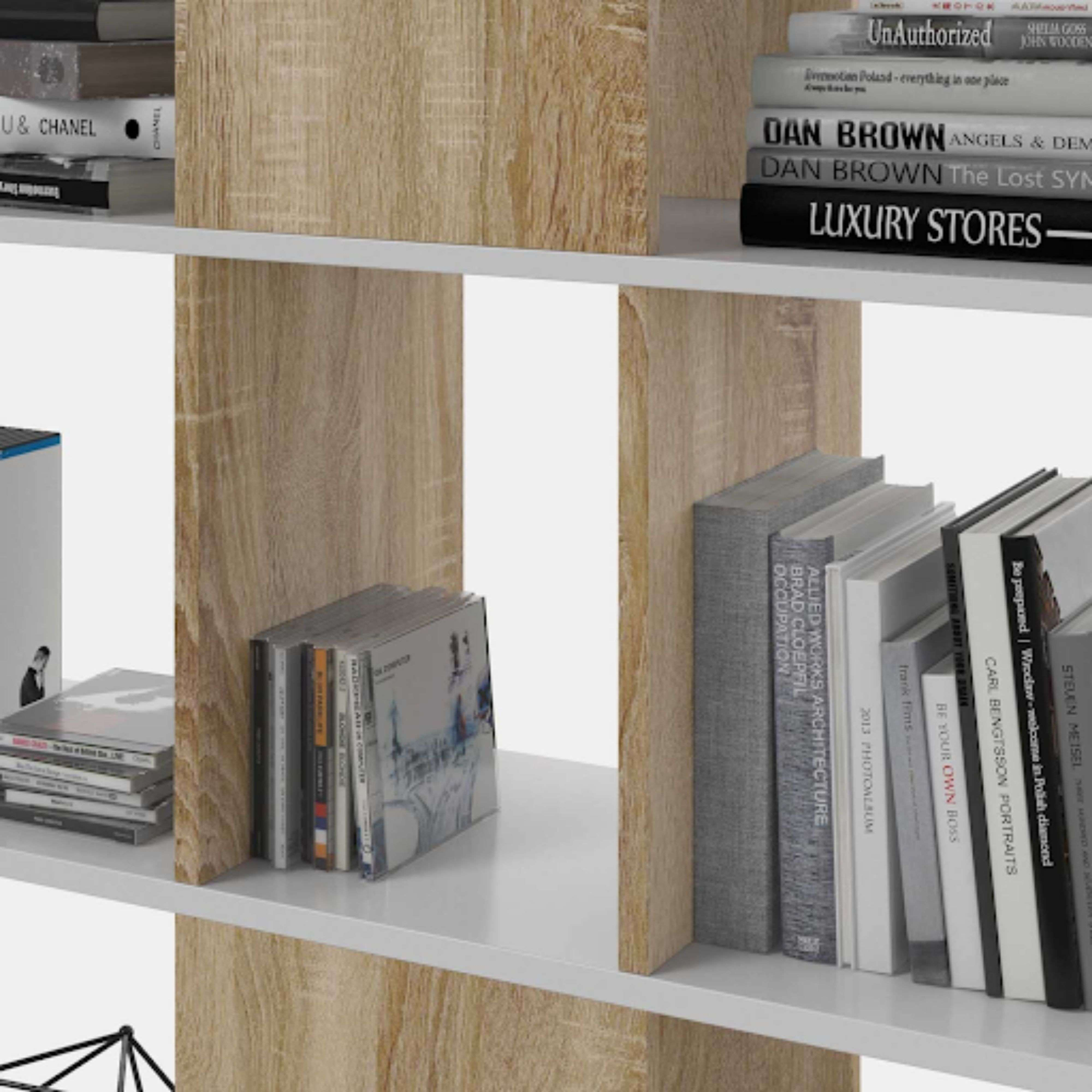 Una estantería moderna con secciones de madera y blancas, llena de libros y CDs.