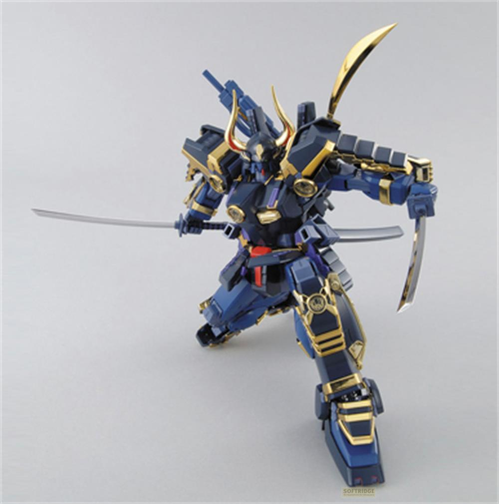 Ein blauer und goldener Mech mit Schwertern, bereit zum Kampf.
