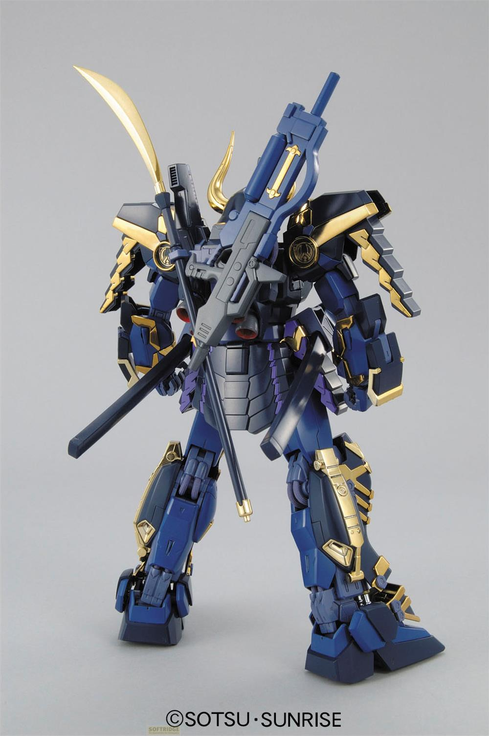 Ein blauer und goldener Roboter mit Schwertern und einem Gewehr.