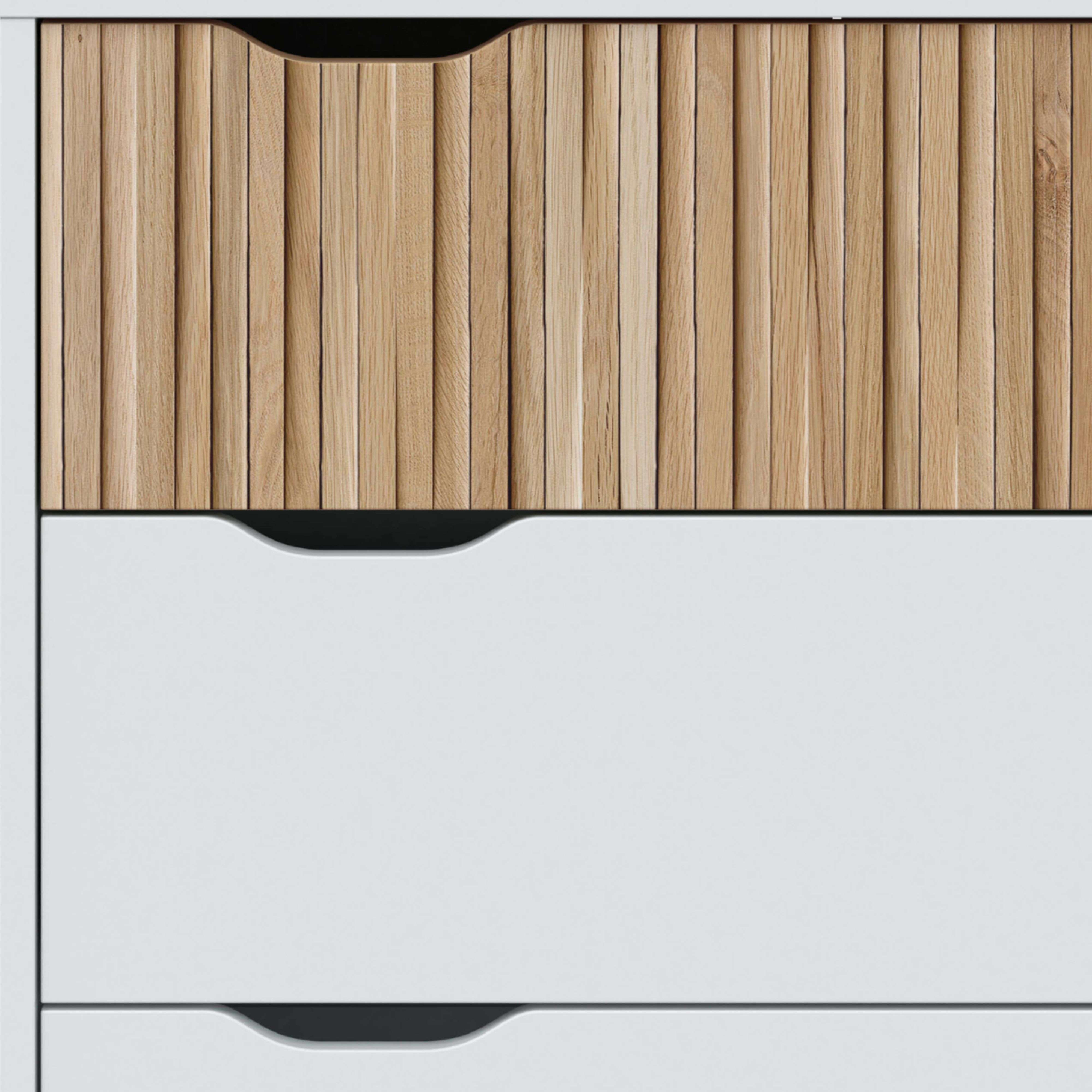 Superficie de lamas de madera sobre frentes de cajón blancos.