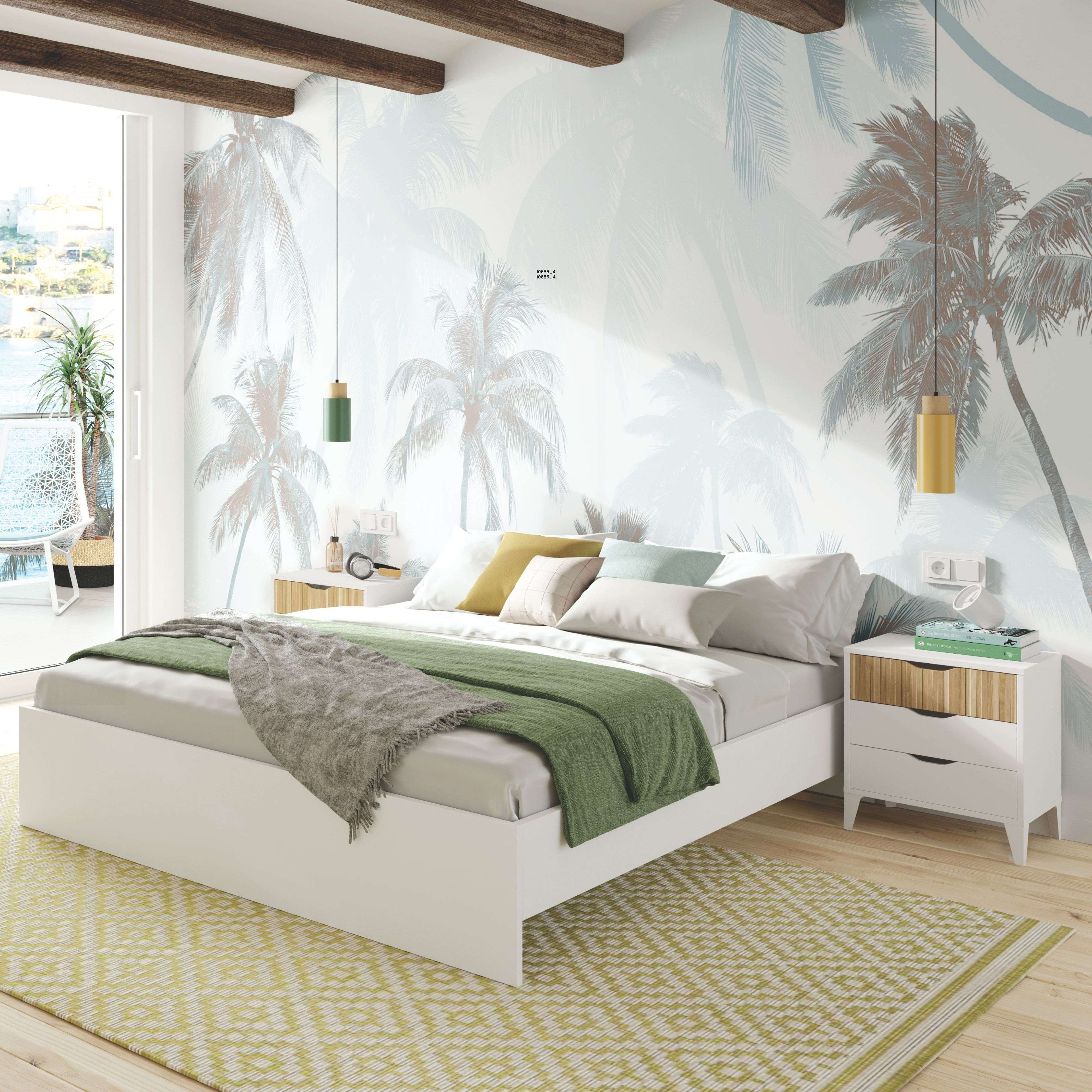 Un dormitorio con papel tapiz de palmeras, vigas de madera y vista al mar.