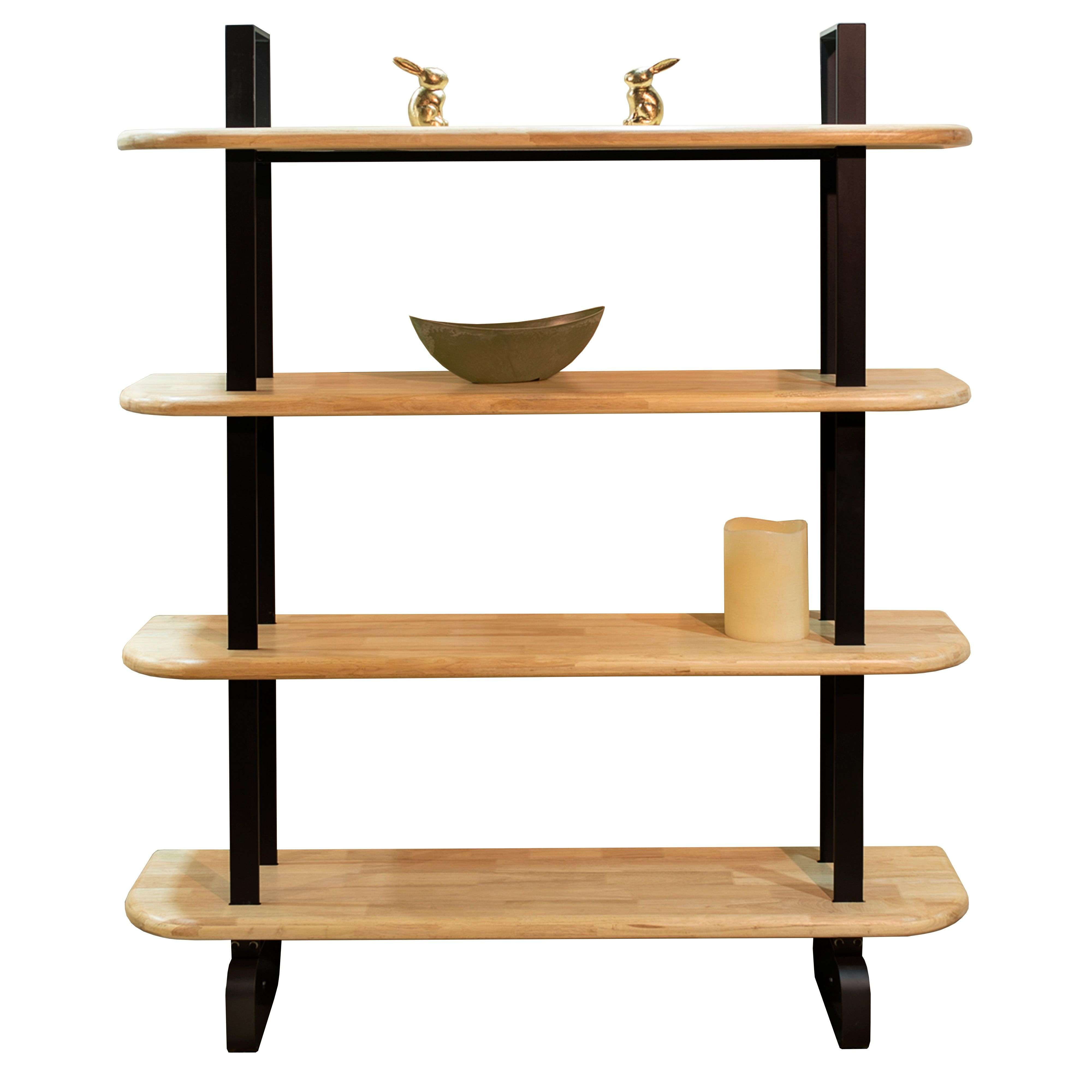 Estantería de madera de tres niveles con soportes de metal negro. Decorada con figuras de conejos, un cuenco y una vela.