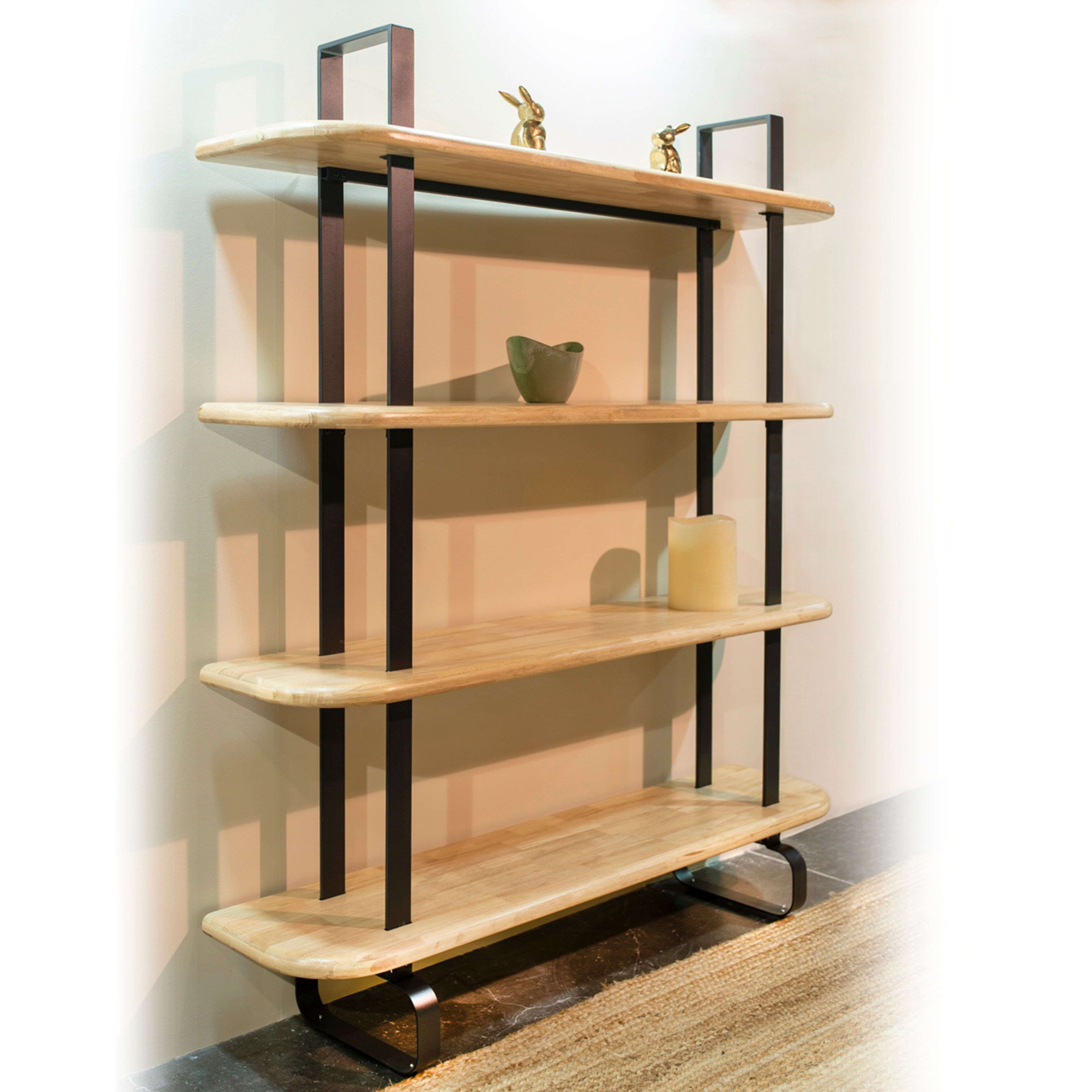 Un estante de madera y metal con elementos decorativos.