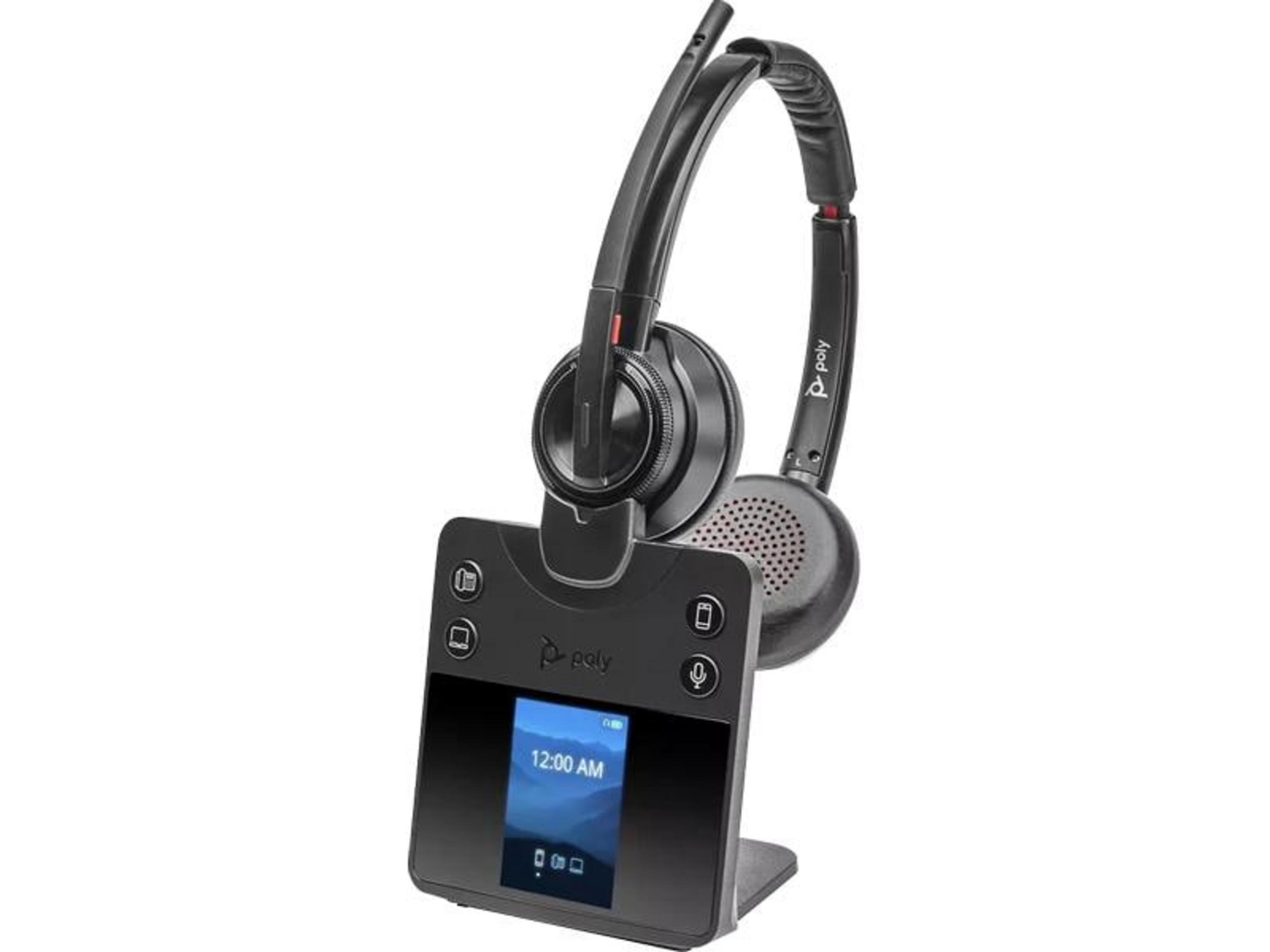 Un auricolare nero con microfono e base di ricarica. La base mostra le 12:00 AM.