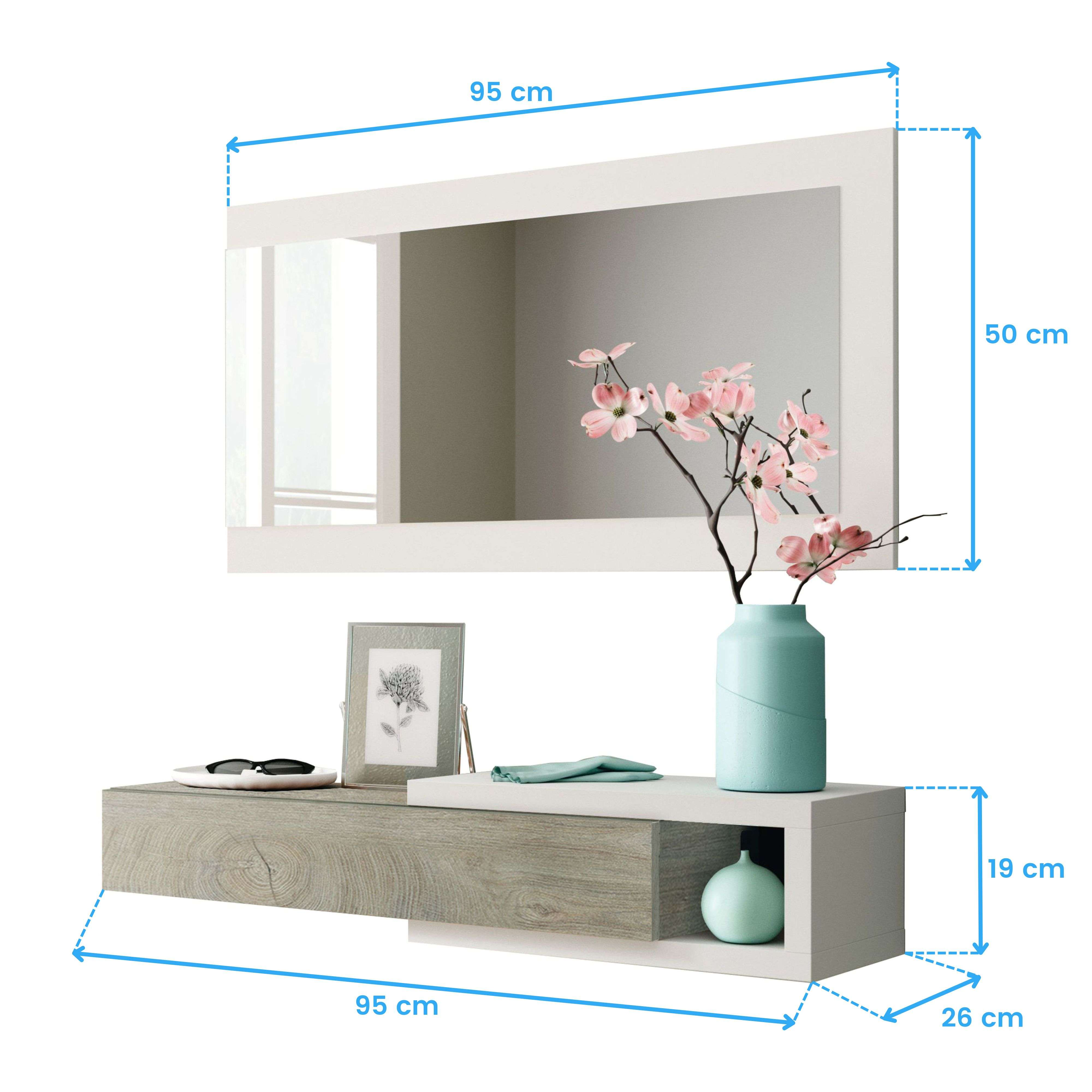 Un espejo de pared sobre un estante flotante con artículos decorativos como flores y una imagen.
