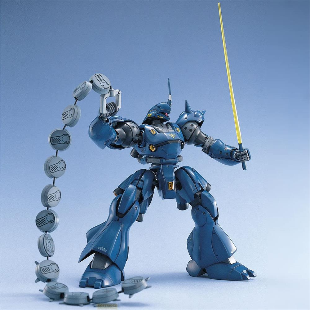 Ein blauer Roboter mit einem gelben Schwert und einer Kette von Scheiben.
